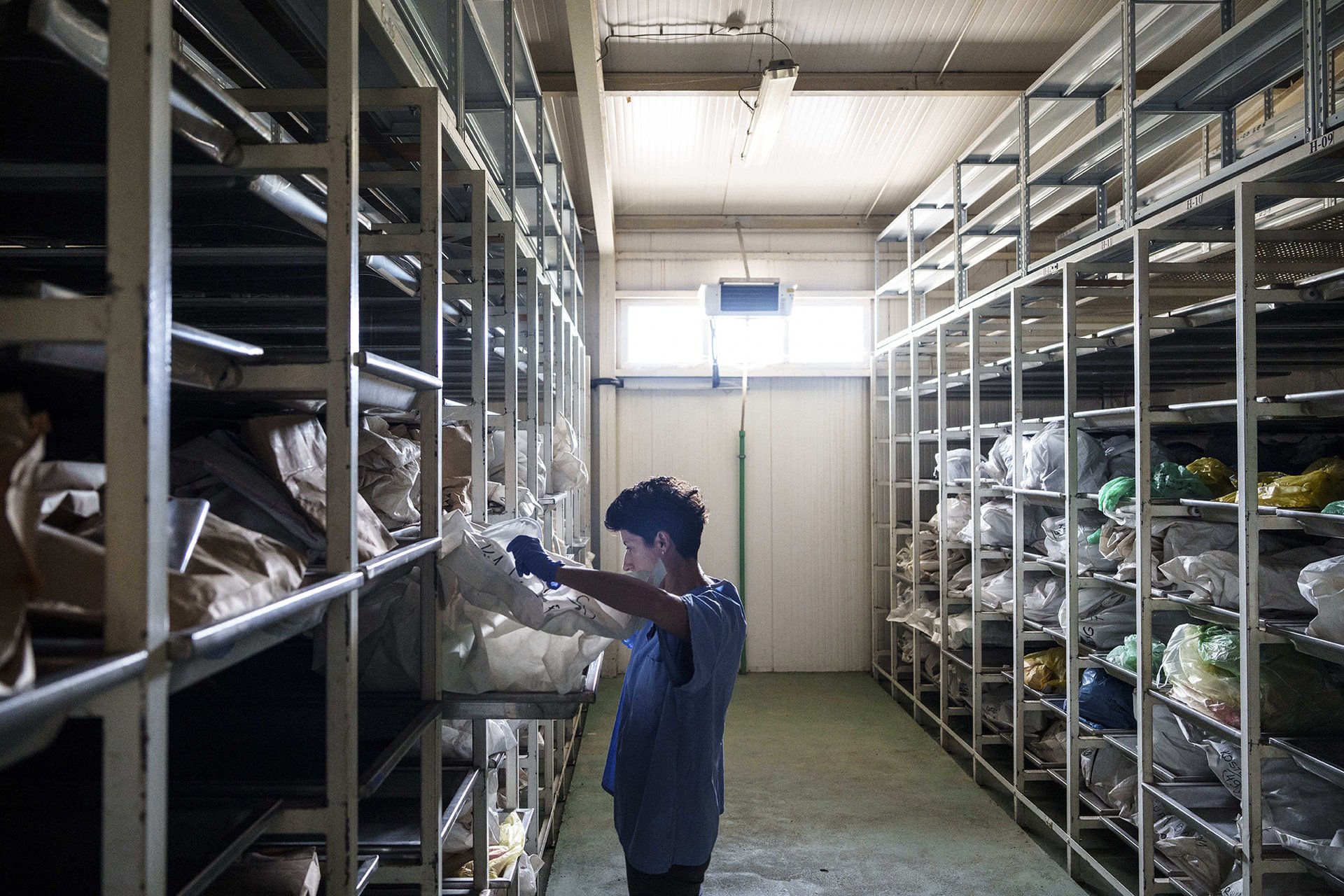 Ostatky a osobní věci lidí, kteří zemřeli za války v Bosně. 