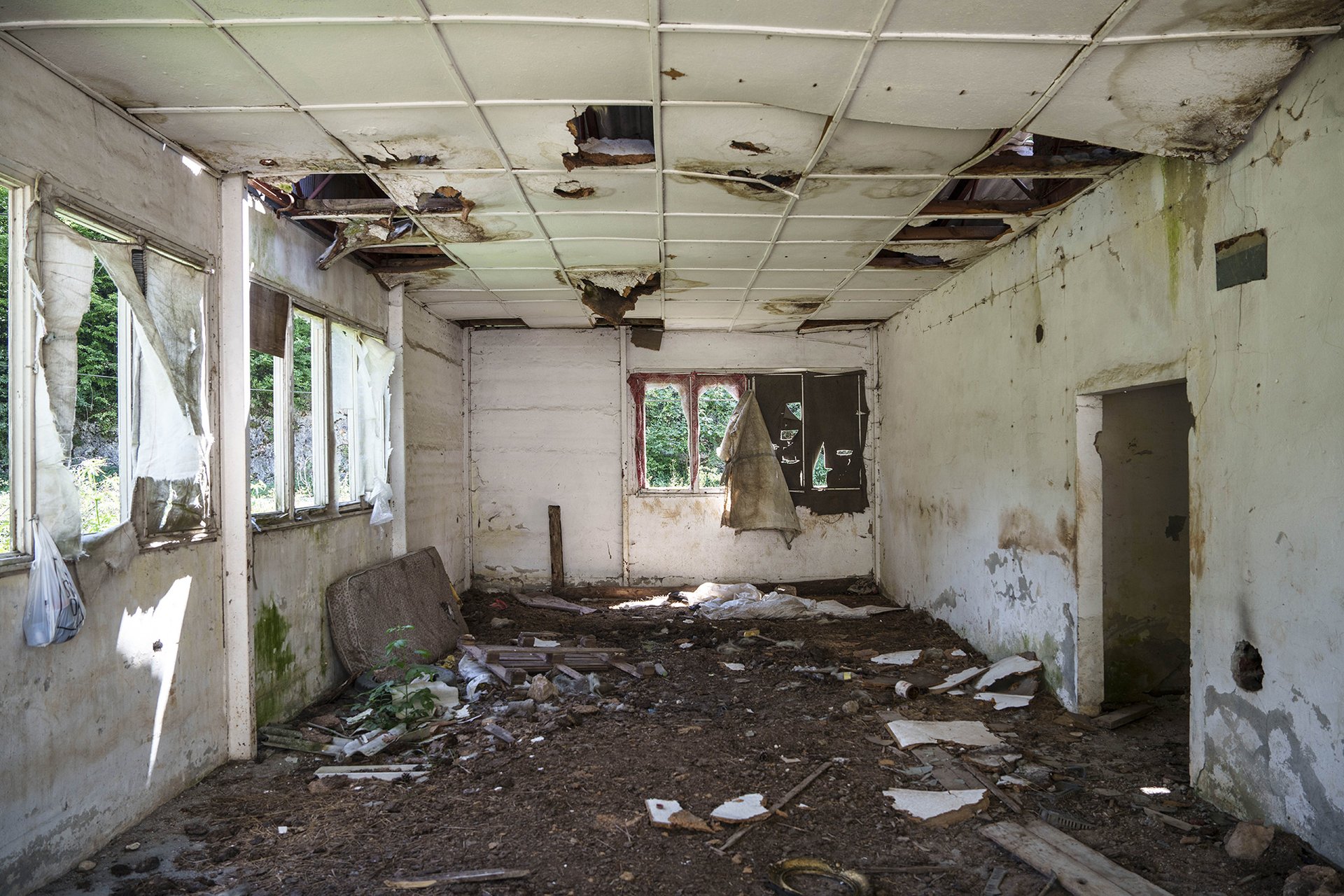 Budovy a místa spjatá s válkou dnes chátrají. Takto vypadá bývalý koncentrační tábor Sušica ve Vlasenici. 