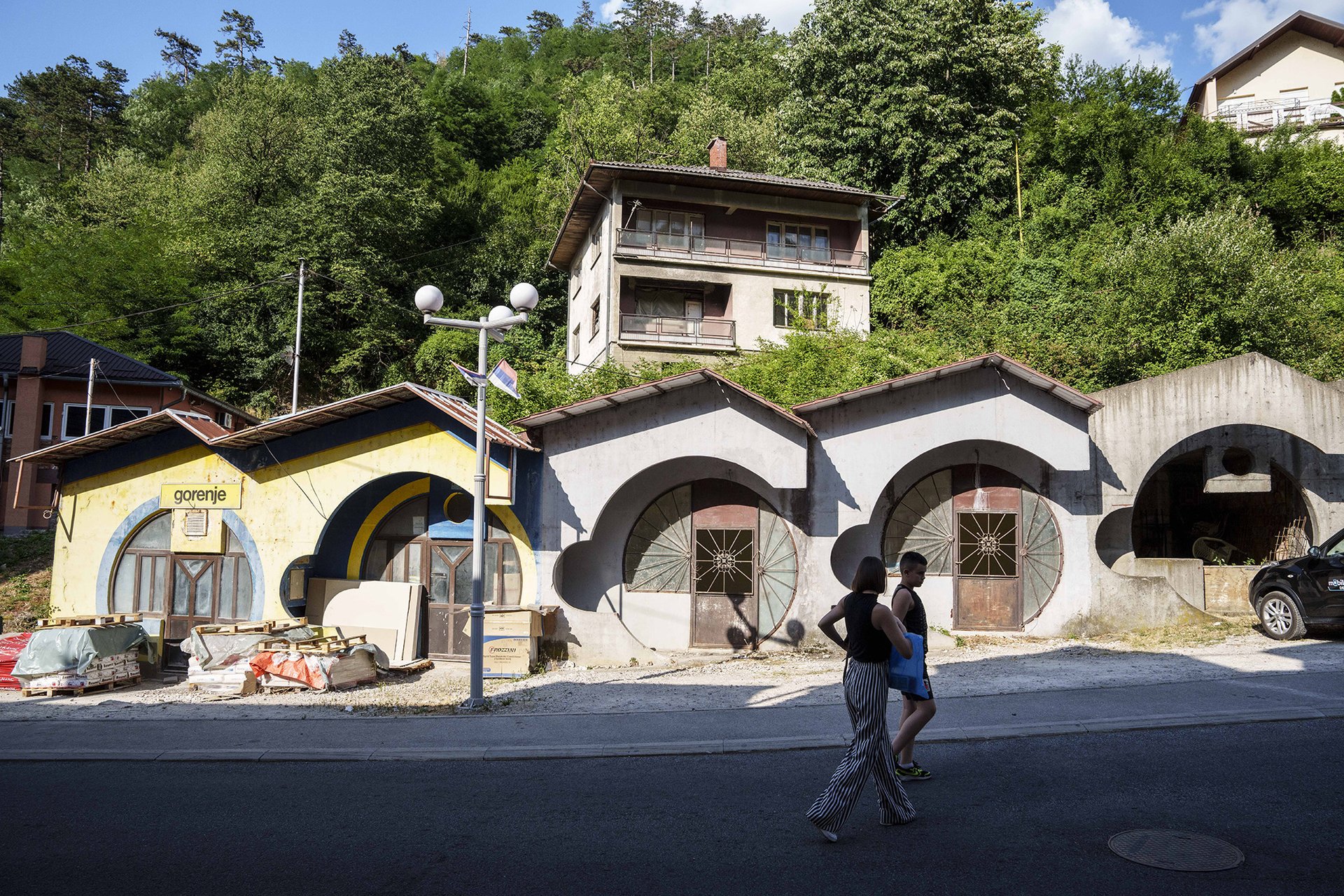 Obchody, kolem kterých se procházel Mladić, jsou dodnes prázdné a poničené. Srebrenica.