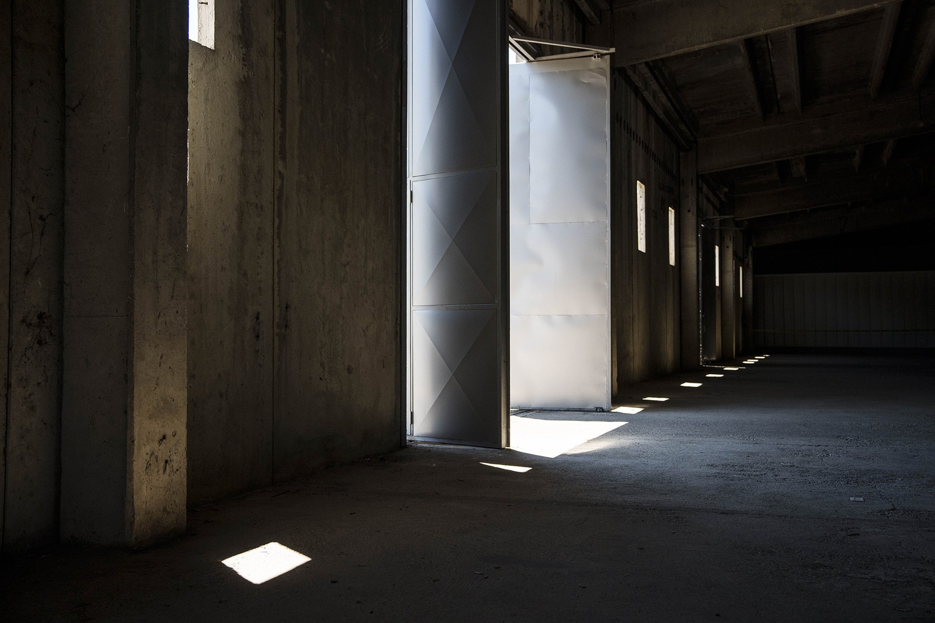 Uvnitř základny bylo alespoň chladno. Památník Potočari.