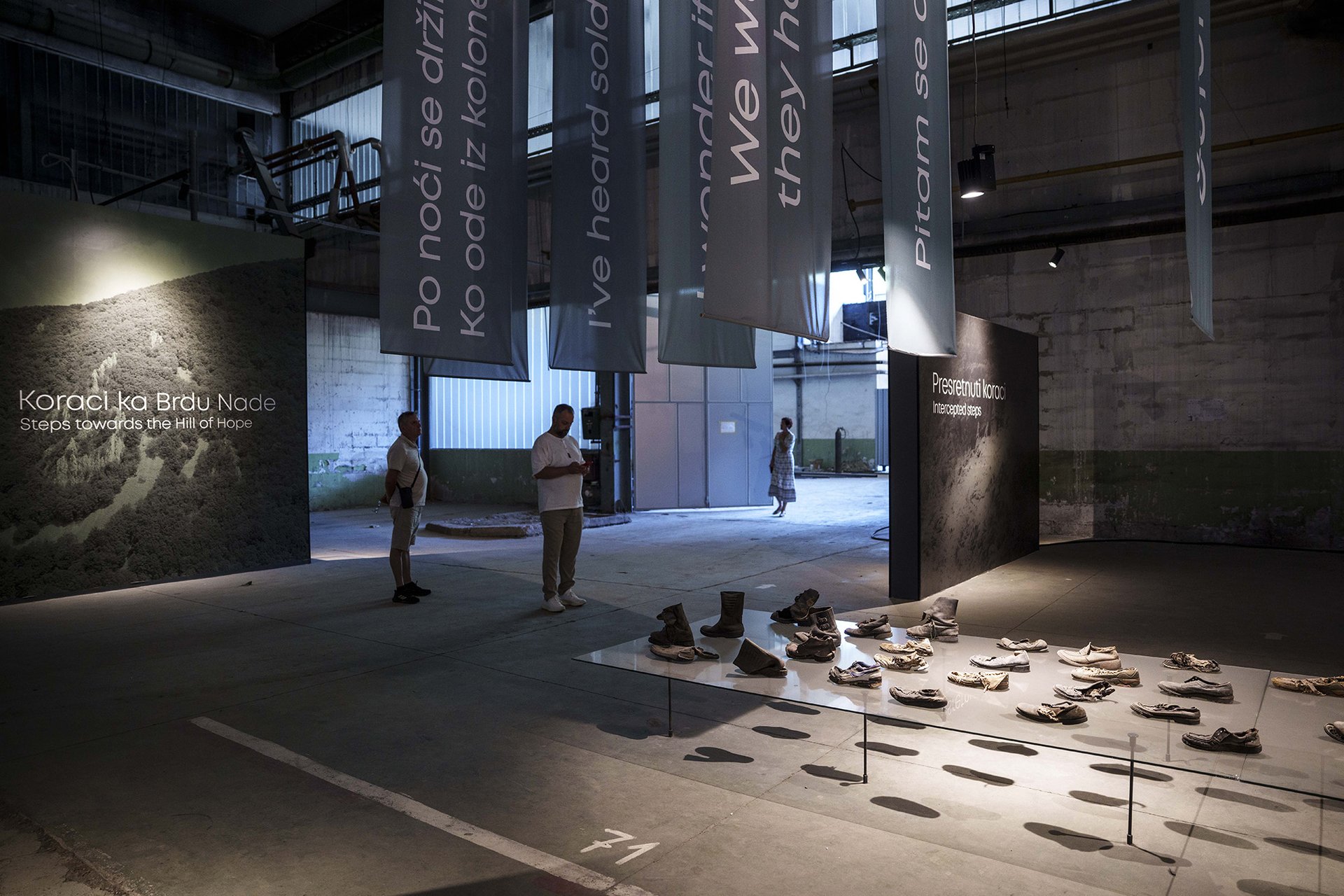 Tisíce lidí se pokusilo zachránit. Pochod smrti jich přežil jen zlomek. Památník Potočari.