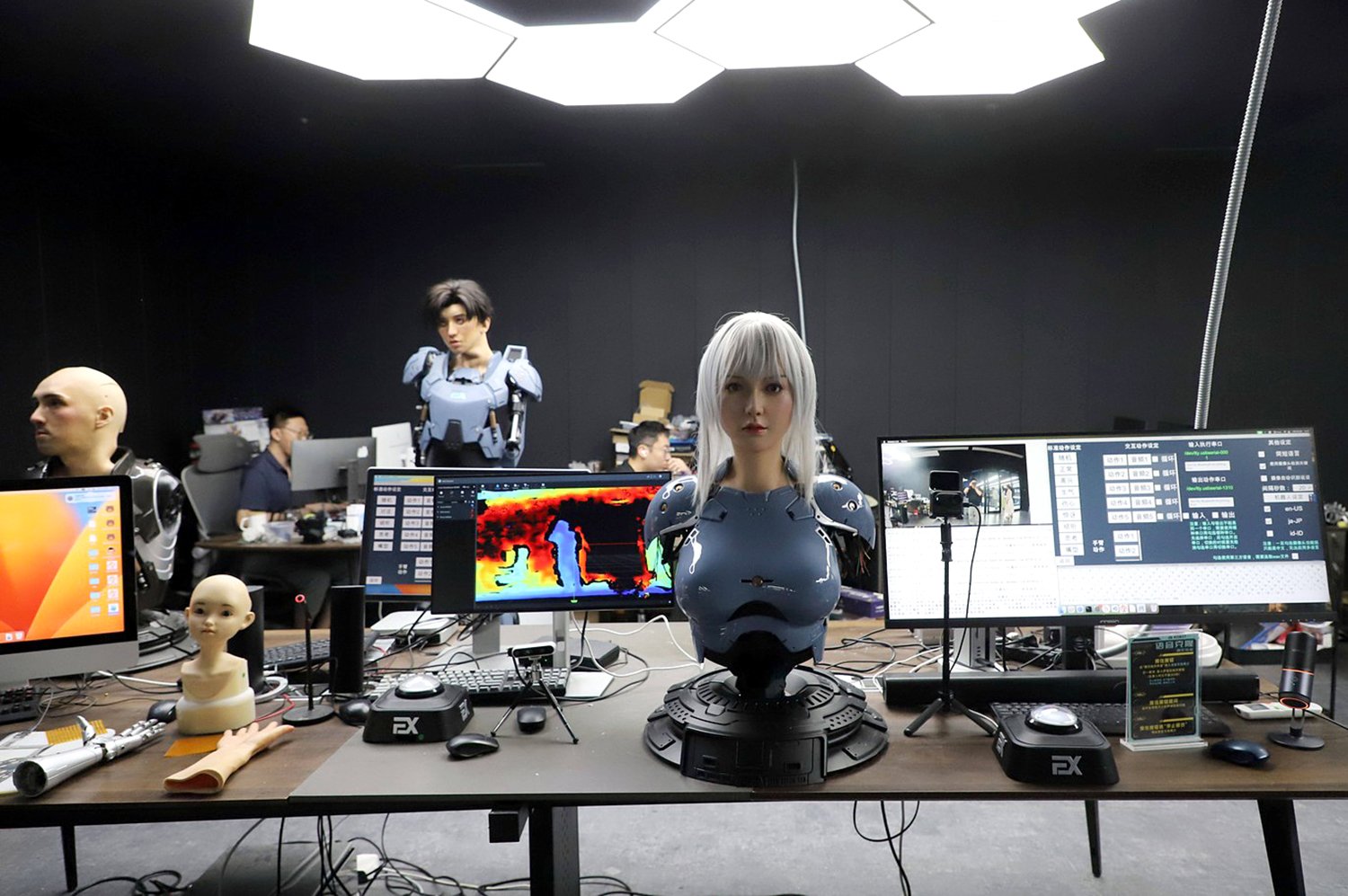 Jak se dnes máš? Chyběla jsi mi. (Čínská Ex-Robots továrna na humanoidní roboty) 