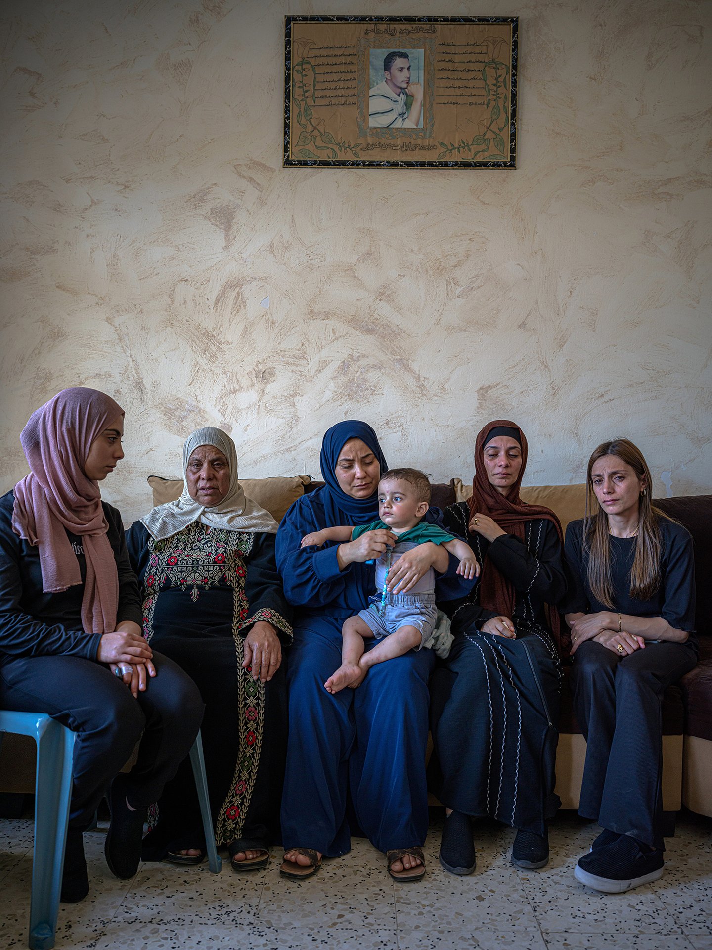 Rodina Muršida Hamajela při smutečním obřadu. Palestinští představitelé uvedli, že pan Hamayel byl v Kafr Malik zabit při střetech s izraelskou armádou.