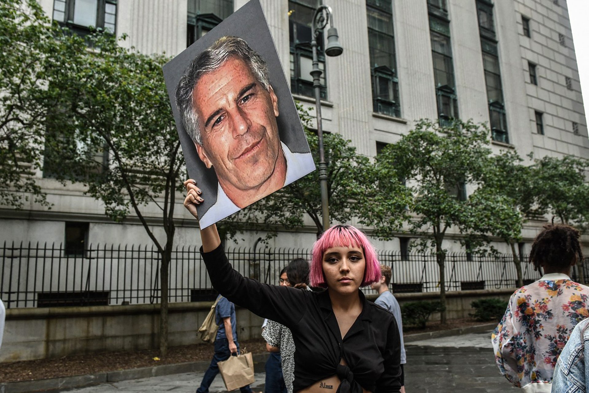 Protest proti Epsteinovi před budovou federálního soudu, New York 2019