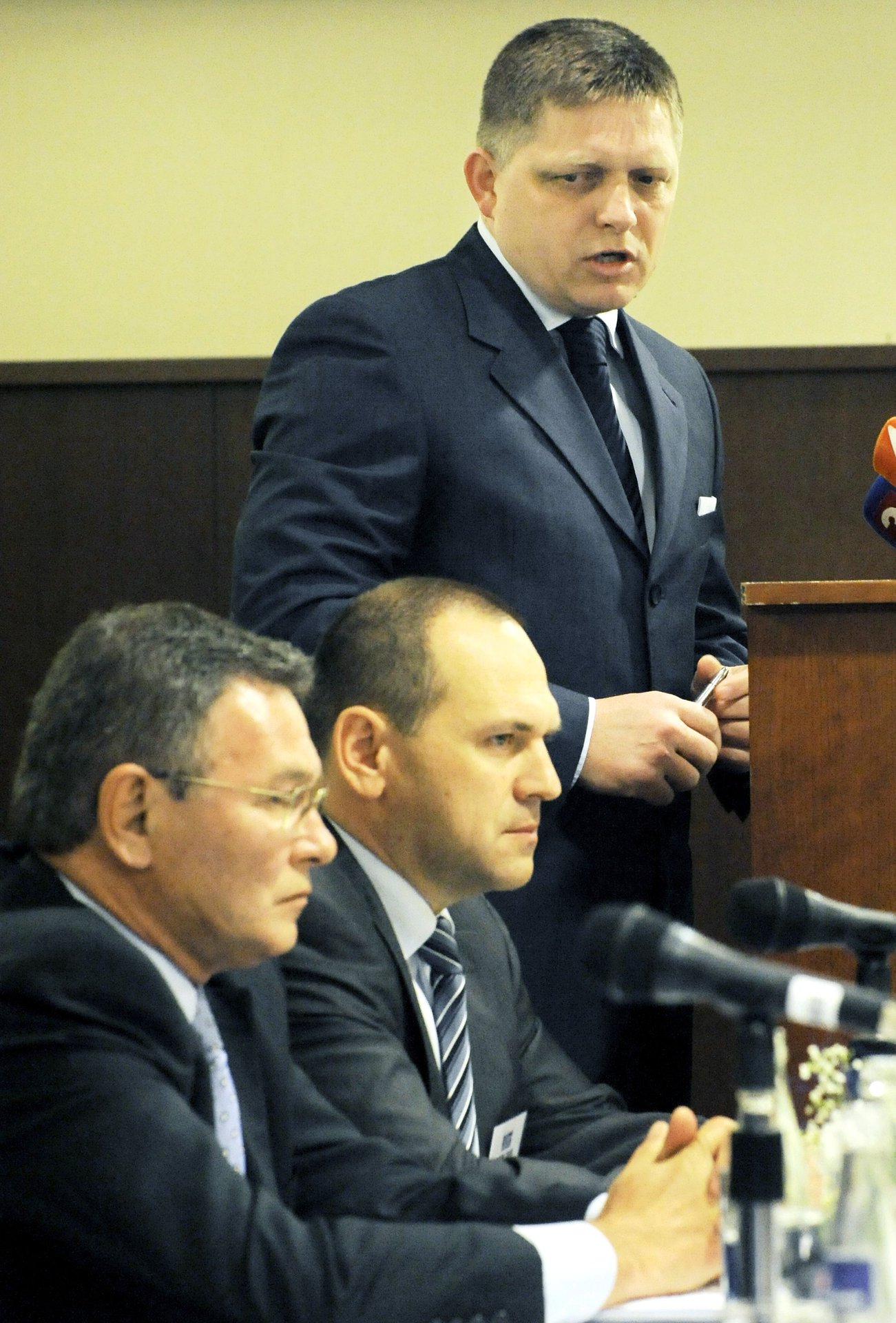 Mít někoho, kdo se postará. (Ján Sabol uprostřed v roce 2009 jako místopředseda Republikové unie zaměstnavatelů) 
