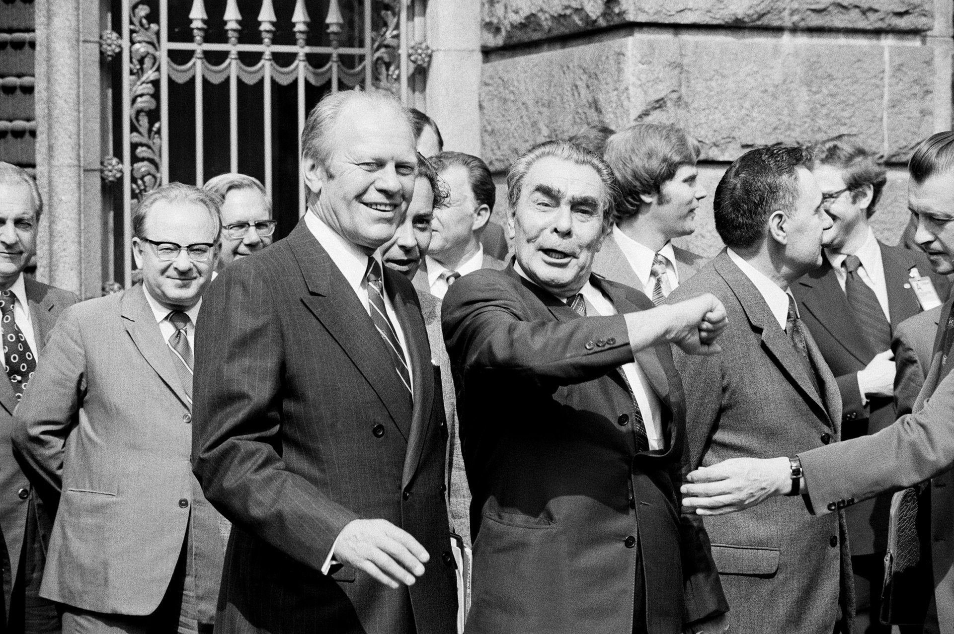 V popředí zleva americký prezident Gerald Ford a generální tajemník ÚV KSSS Leonid Brežněv; za prezidentem Fordem (v brýlích) ministr zahraničí USA Henry Kissinger. (Helsinky, 1. srpna 1975) 