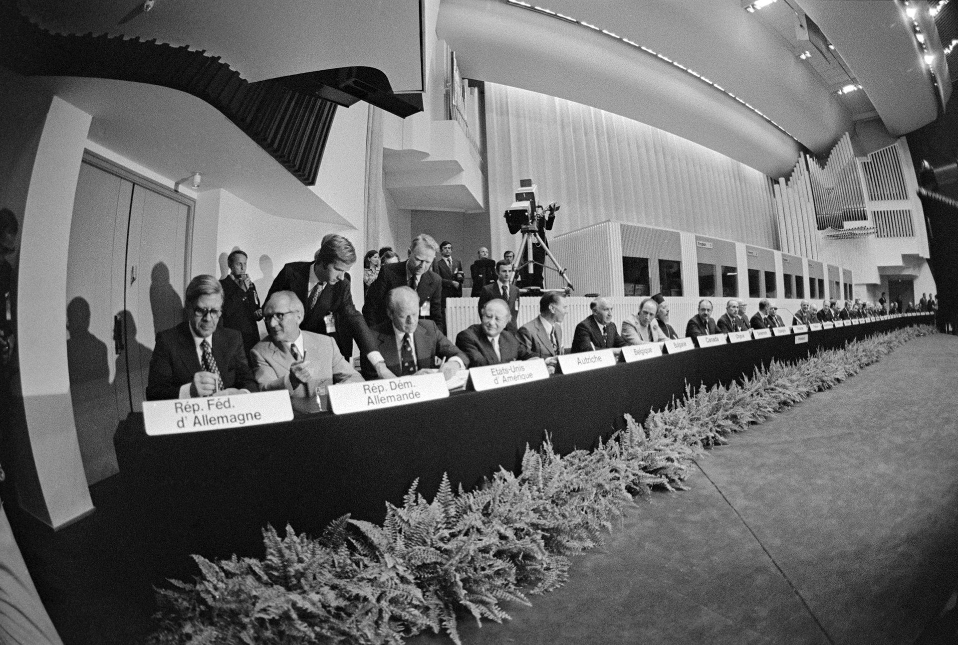 U jednoho stolu. (Zástupci 35 zemí východního i západního bloku, Helsinky, 1. srpna 1975) 