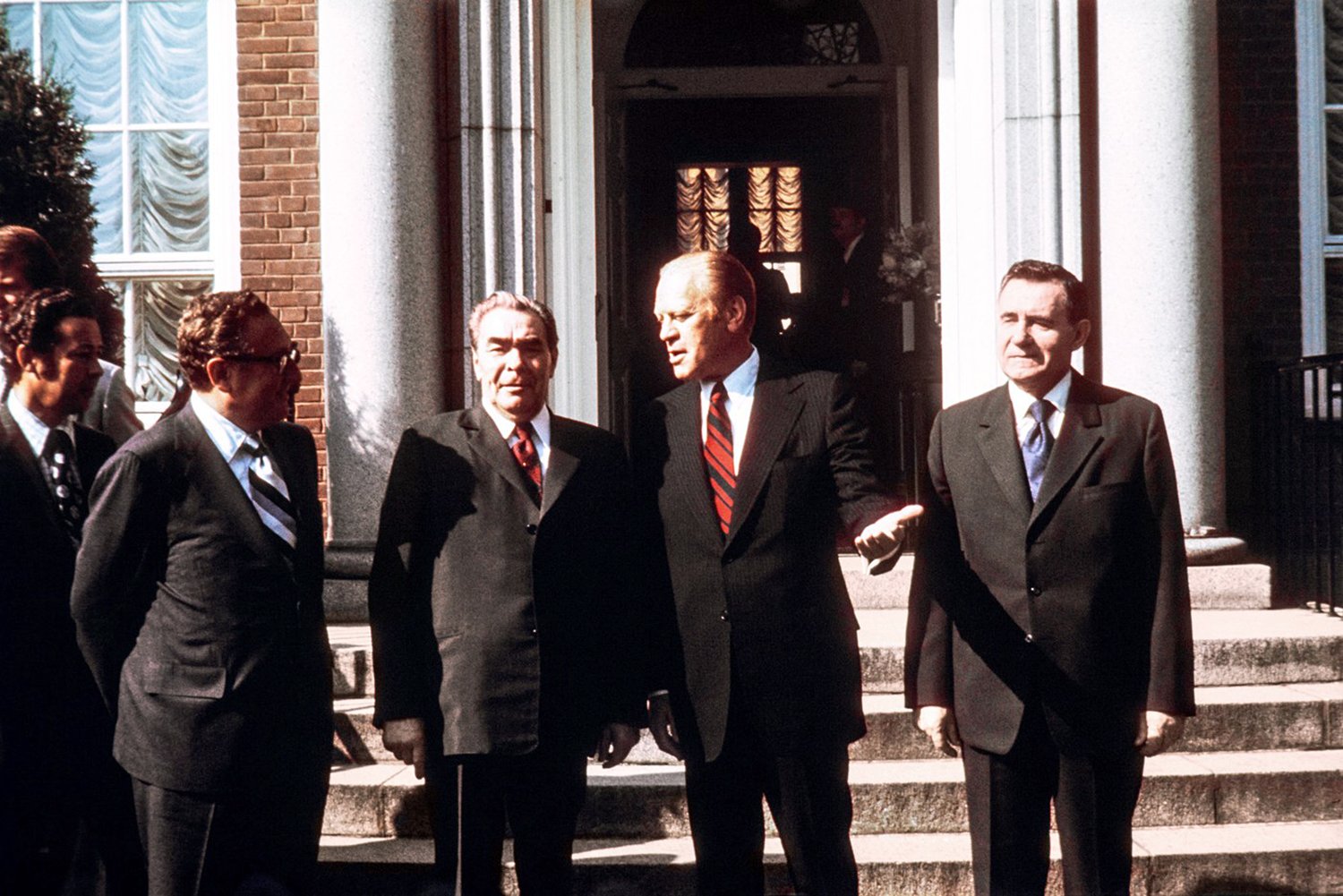 Chvíle pro fotografy. (Zleva Kissinger.  Brežněv. Ford a ministr zahraničí SSSR Andrej Gromyko., Helsinky)
