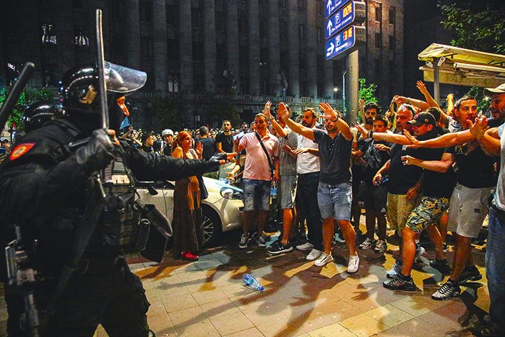 Napětí v Srbsku trvá od listopadu loňského roku. (Protivládní protesty v Bělehradě, 13. srpna)