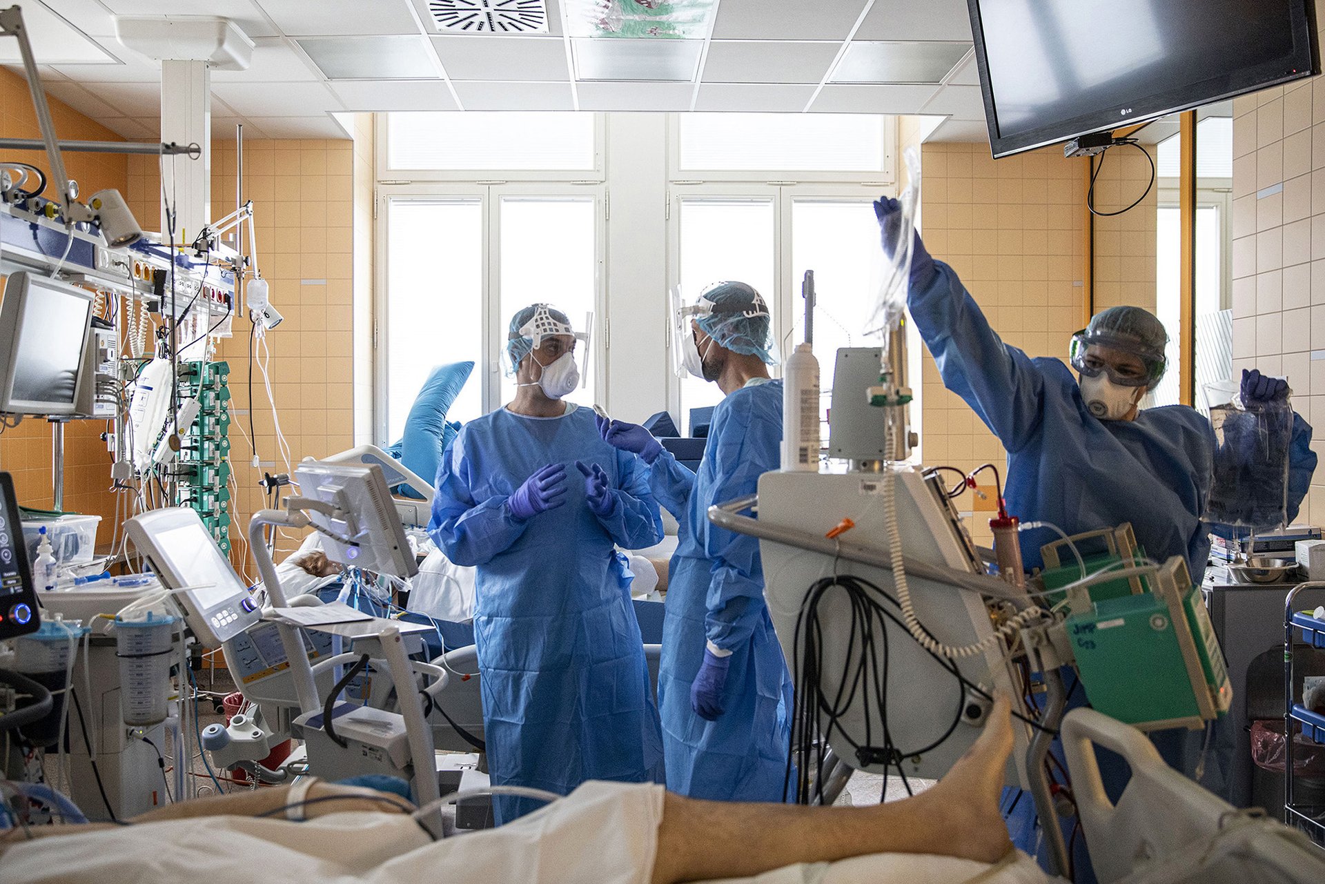 Pět tisíc dýchacích přístrojů na sto tisíc nakažených. Nebylo nad čím váhat. 