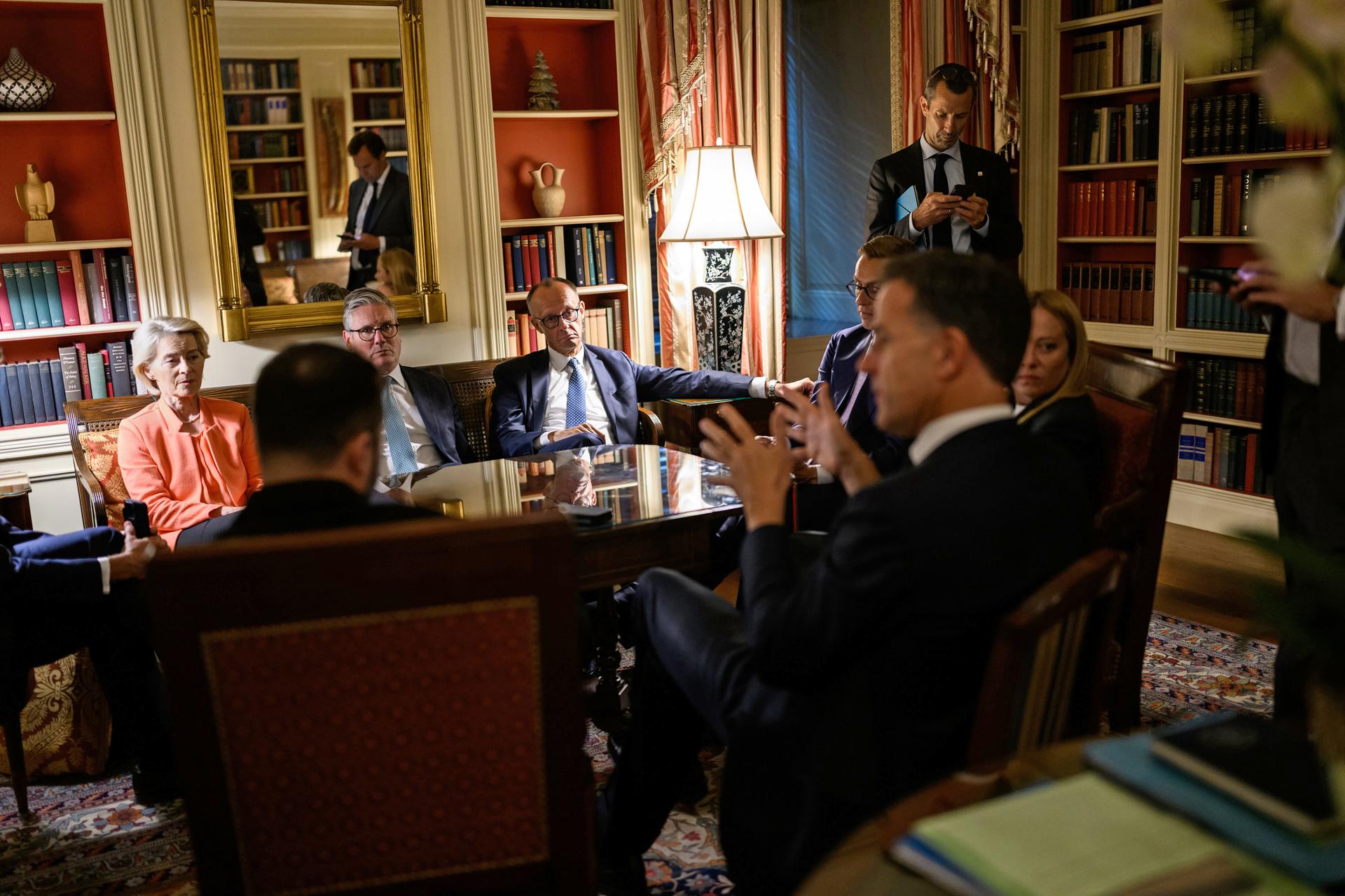 Evropa po půl roce nové americké administrativy zjišťuje, jak s Trumpem mluvit. (Zleva Ursula von der Leyen, Keir Starmer, Friedrich Merz, Alexander Stubb, Giorgia Meloni, Mark Rutte a zády Volodymyr Zelenskyj v Oválné pracovně, 18. srpna)