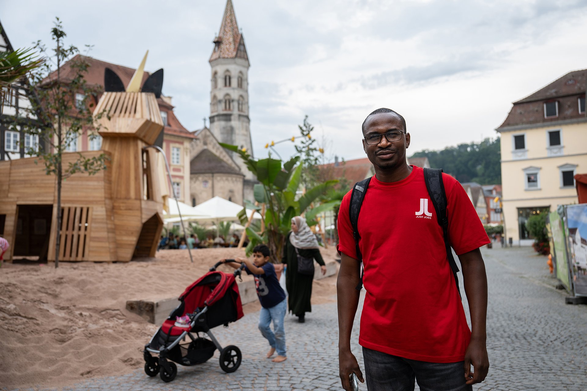 Alfa Souare z Guineje přišel do Německa před deseti lety legálně: našel si rok civilní služby v pečovatelském domě, naučil se jazyk, našel zaměstnání a zůstal. Dnes pracuje v logistické firmě a říká: „Cítím se tu vítaný, z nějakých osmdesáti procent už jsem myslím integraci zvládl. Poslední zhruba čtyři roky cítím, že tohle je můj domov.“