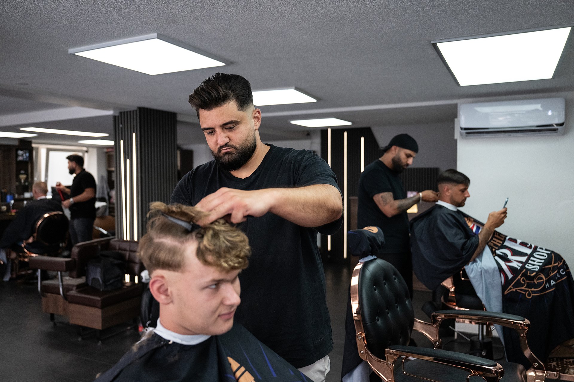 „Vytvořil jsem si nový život, do Sýrie pojedu už jen na dovolenou za rodiči,“ říká holič Ahmad. Do Německa přišel přesně před deseti lety, cítí se vítaný a nárůst nacionalismu nepocítil.