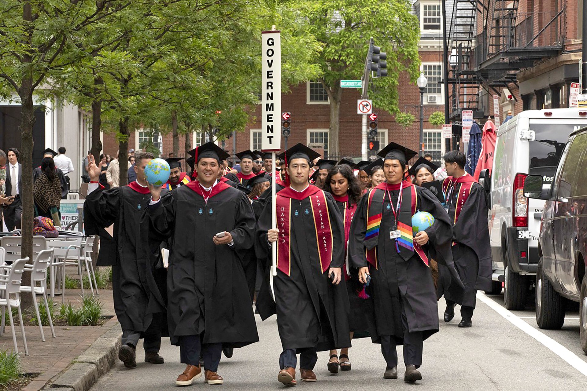 Z amerických univerzit se Trumpovi nejvíce vzepřel Harvard a trest přišel okamžitě. Bílý dům mu chtěl zakázat přijímání mezinárodních studentů