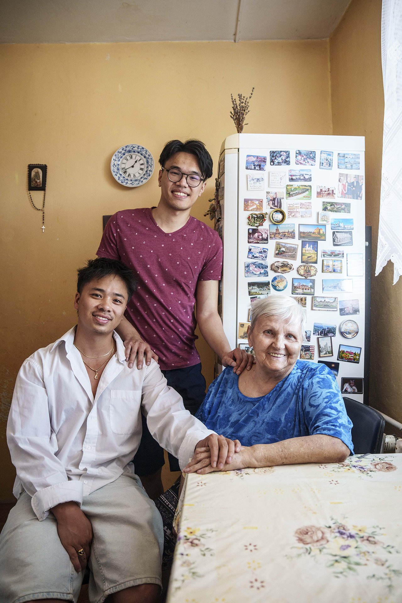 Skoro všichni moji vietnamští spolužáci a spolužačky tady v Chebu nějakou českou babičku měli. (Viet Duong, Minh Doan, Božena Kočová)