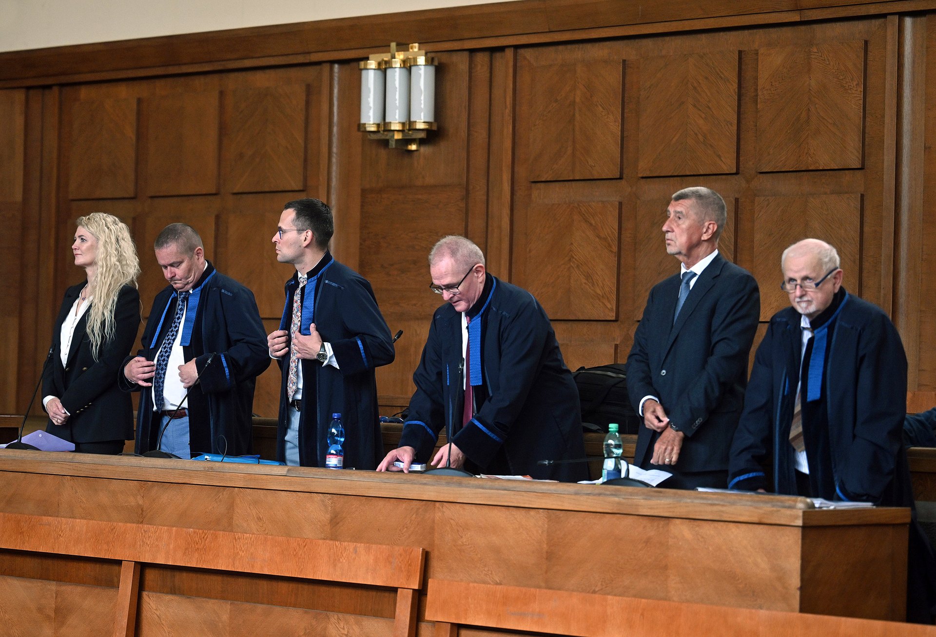 Nevinní, ale na jak dlouho? (Vlevo Jana Nagyová, vpravo Andrej Babiš u Vrchního soudu v Praze, 26. května 2025)