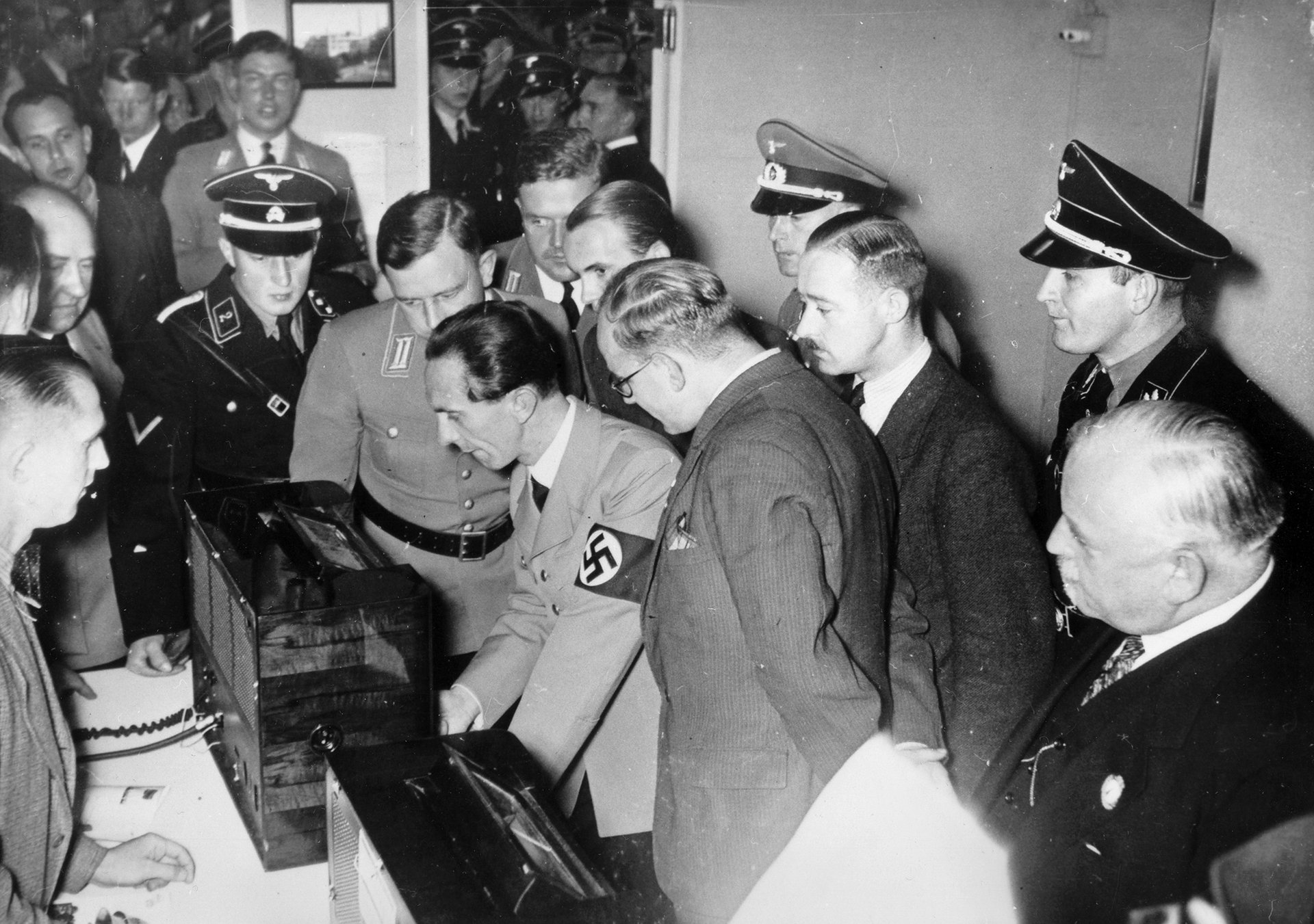 „V době, když říšskoněmecký rozhlas prohlásil ústy svého ministra propagandy Goebbelse, že německý rozhlas musí být odshora dolů orientován hakenkrajclersky, je neutralita přímo škodlivá." (Z deníku Přítomnost)