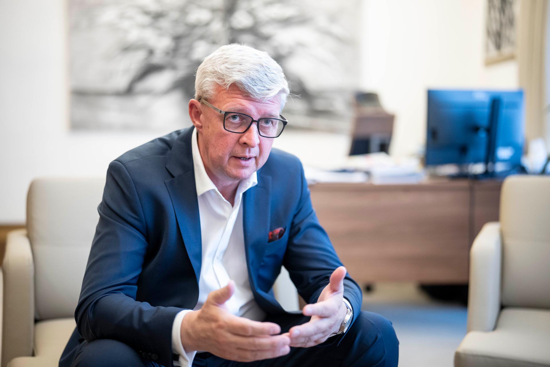 "Ať si dají na misky vah Čapí hnízdo, které se mělo odehrát dávno před vstupem Andreje Babiše do politiky a celý proces se táhne víc než deset let, a třeba Dozimetr."