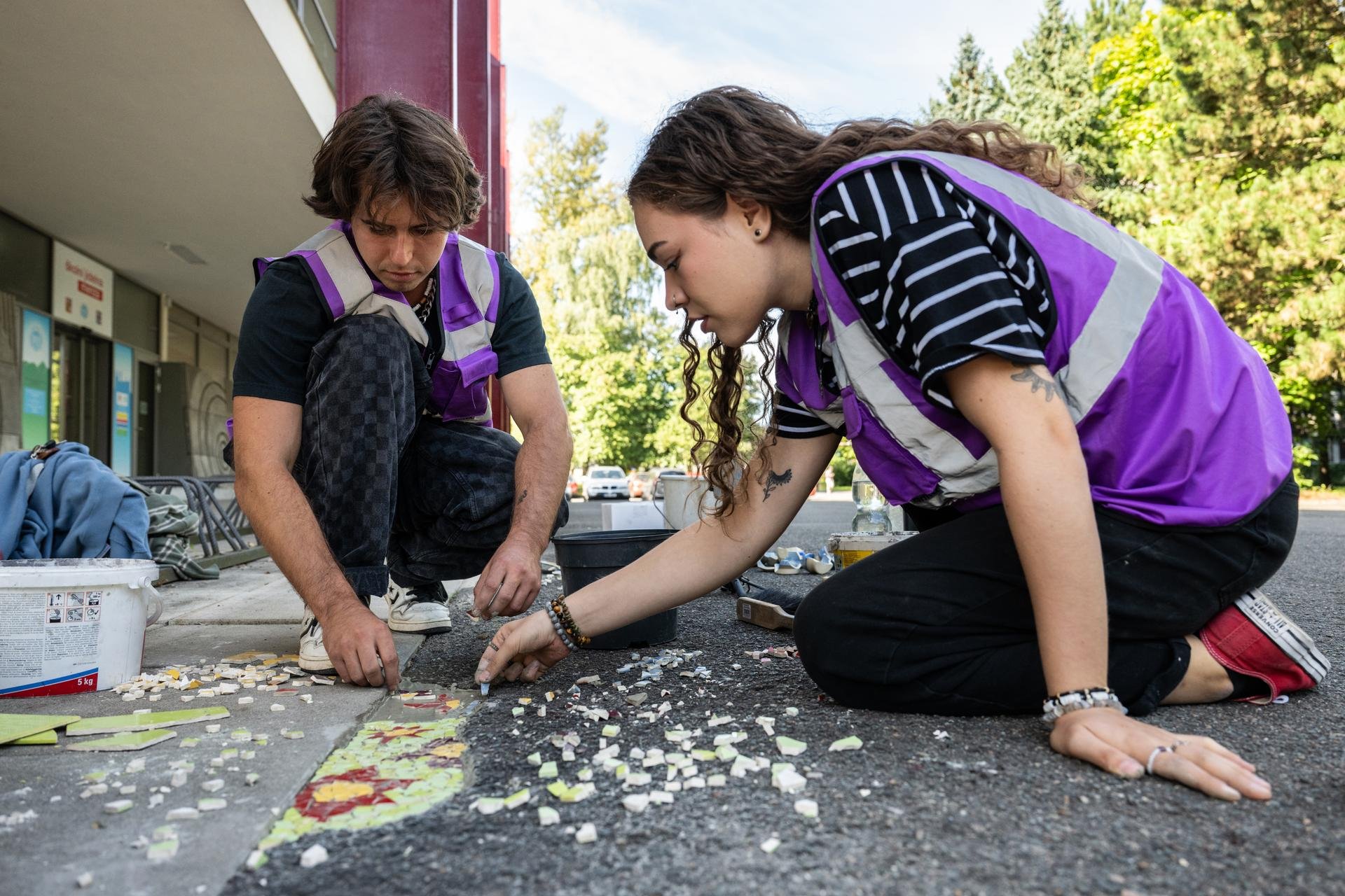Málokdy vyráží tvořit sám. (Matěj Krajíček s přítelkyní Simonou Hochmalovou)