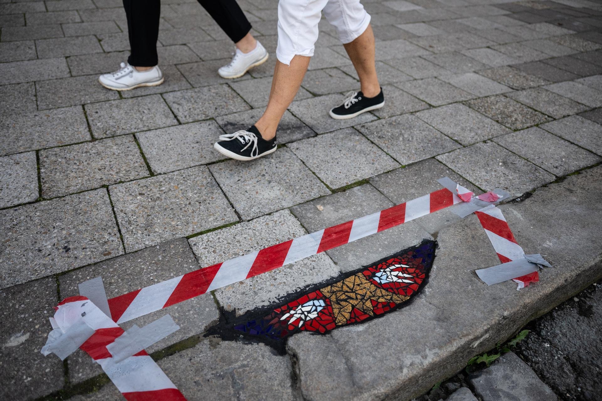 Pro centrální hradecké náměstí navrhl umělec okřídlenou korunu – symbol města. 