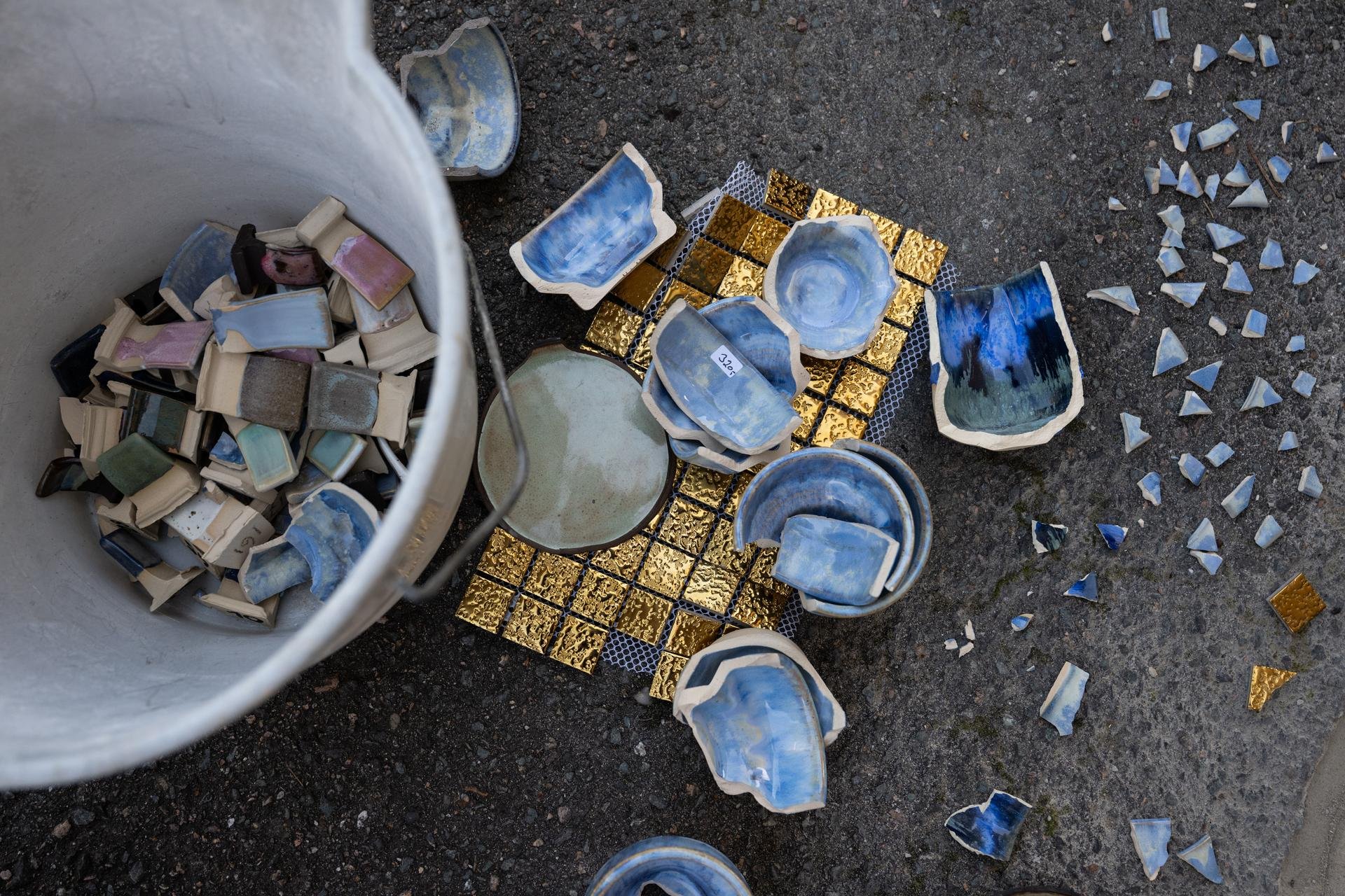 Materiál si kupuje sám, čím dál častěji mu jej ale darují lidé – nepotřebné dlaždice nebo třeba nepovedené keramické hrníčky. 