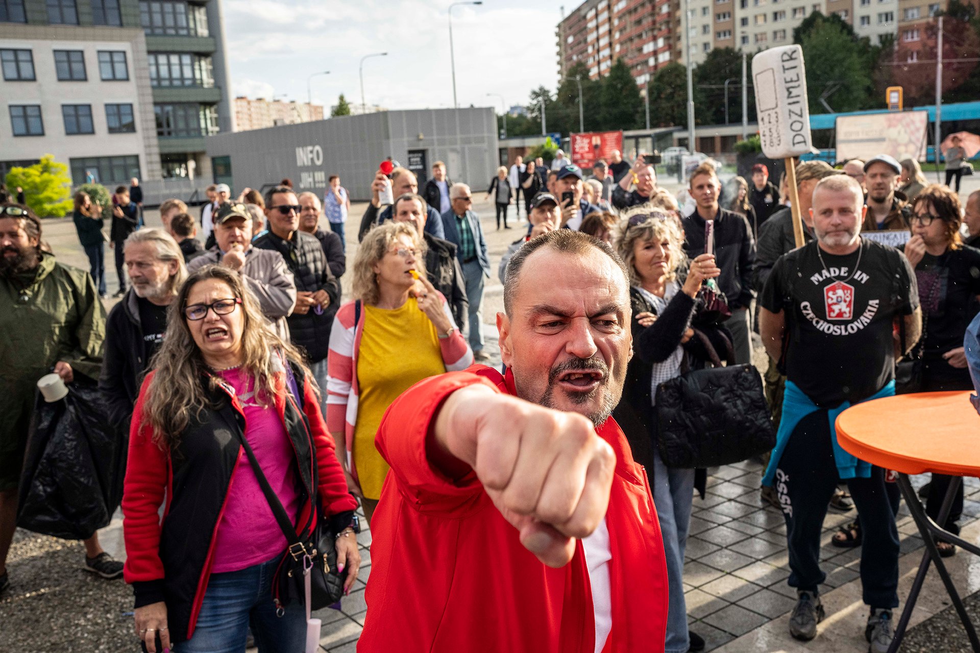 Atmosféra ve společnosti se vyhrocuje. (Lidé protestují během kampaně premiéra Petra Fialy)