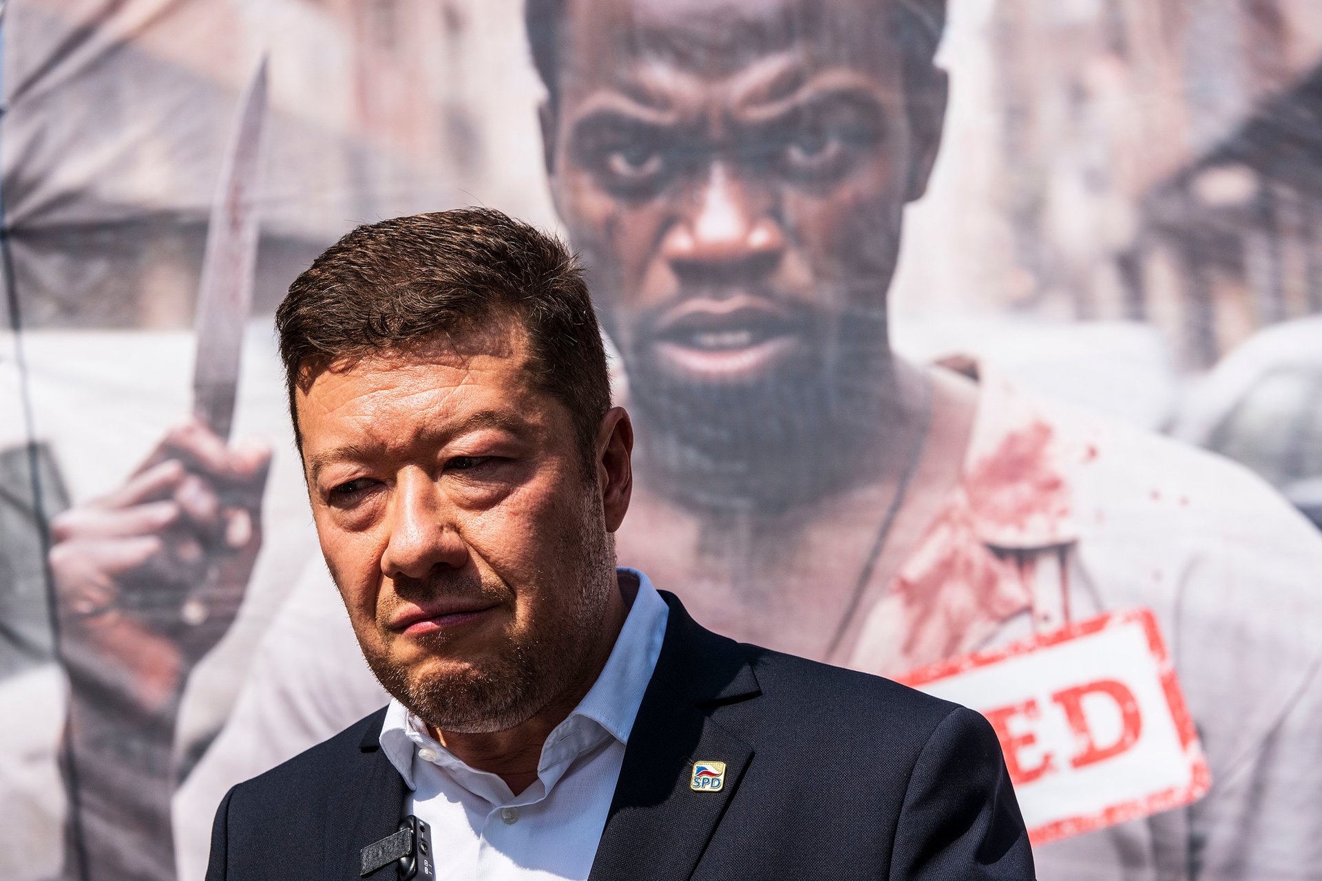 Proti EU, proti NATO, proti liberálům, proti uprchlíkům... (Tomio Okamura a jeho rasistická kampaň)