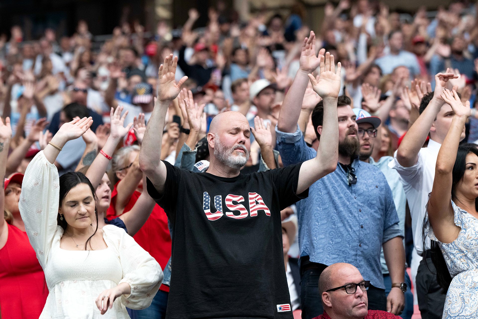 Trump vyhrožoval novinářům a komikům za nedostatečnou úctu vůči Kirkovi i jemu samému.  (Kirkovi podporovatelé, Arizona)