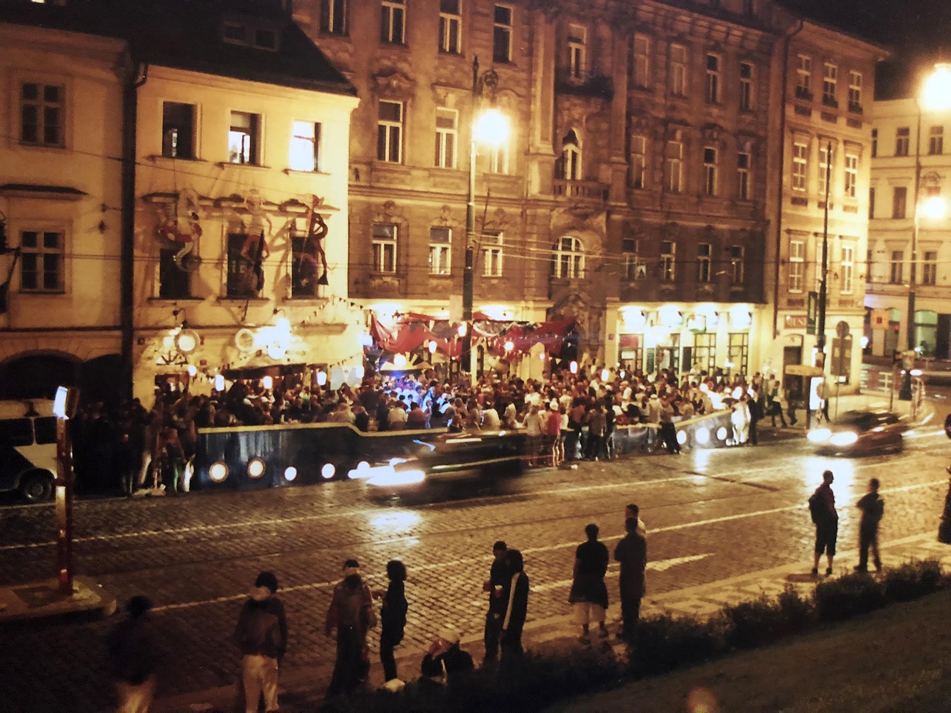 Těsně po revoluci nikdo k ničemu povolení nechtěl. Pak se na povolení dalo dělat ledacos. No a nakonec už nešlo nic. (Námořnický večírek na Újezdě)