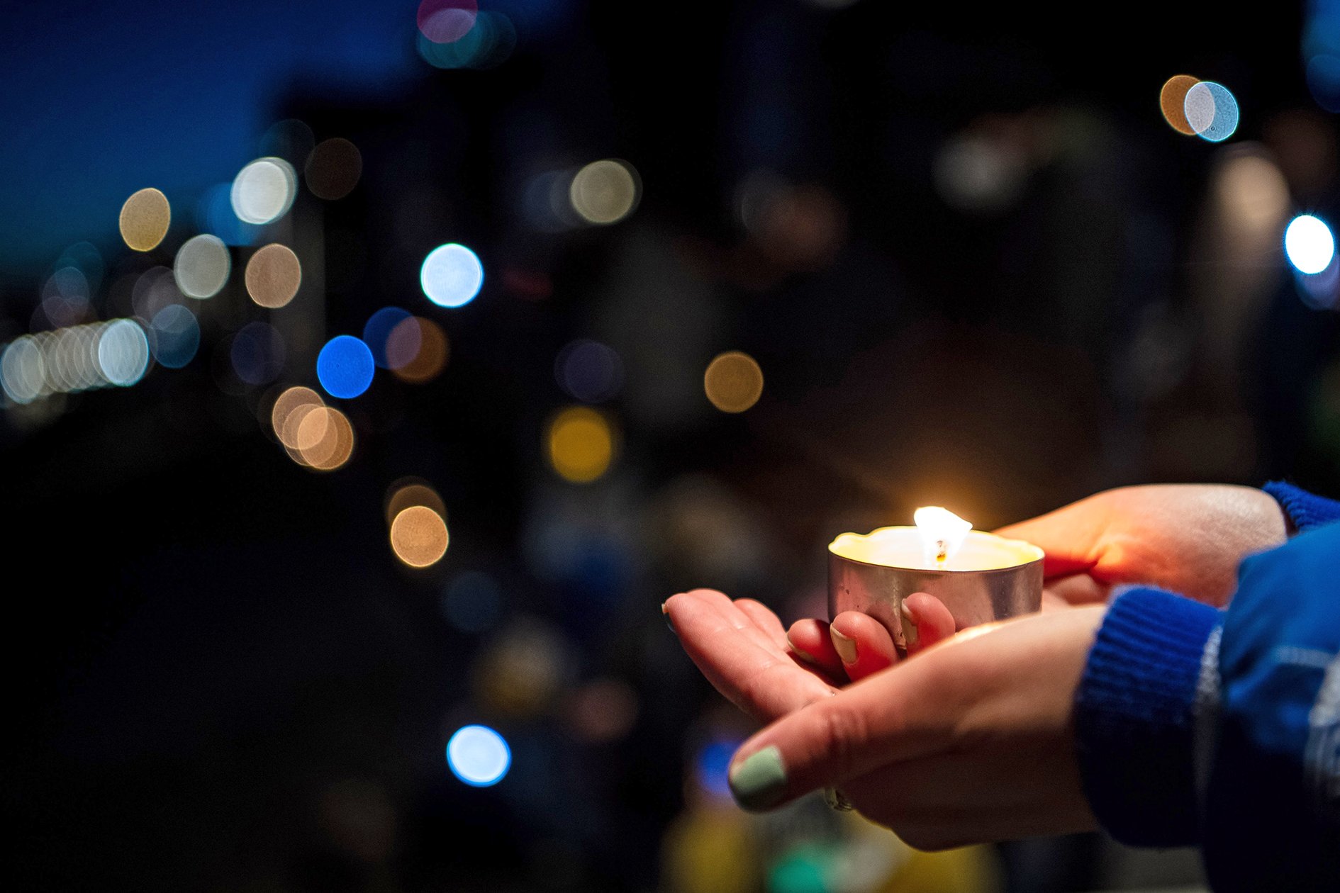 Chain of lights on the banks of the Weser: "Our light for confidence"