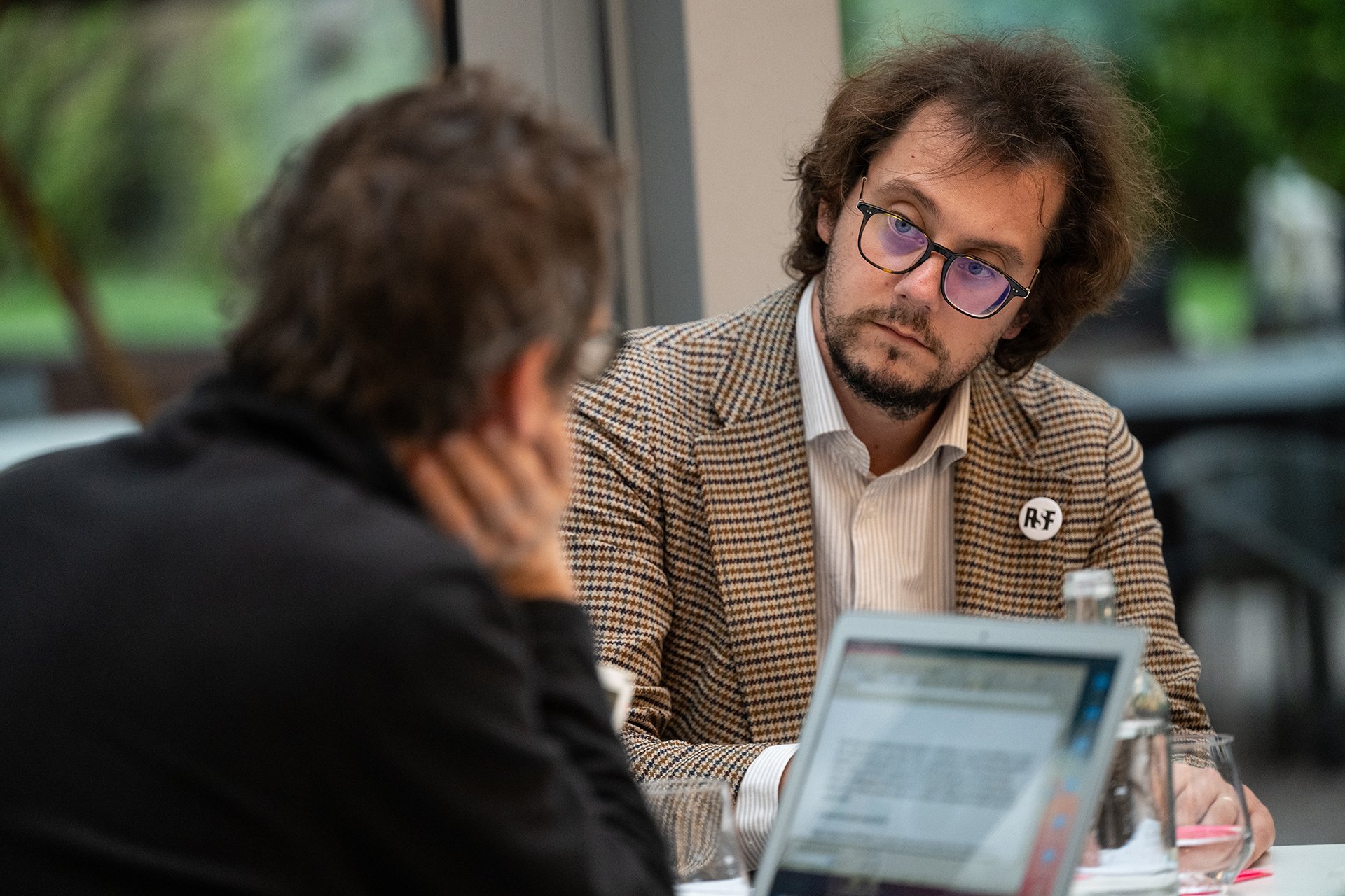 Pokud chceme novinařinu udržet naživu, musíme zajistit, aby se neopírala jen o svobodu projevu, ale také o jasné etické standardy. 