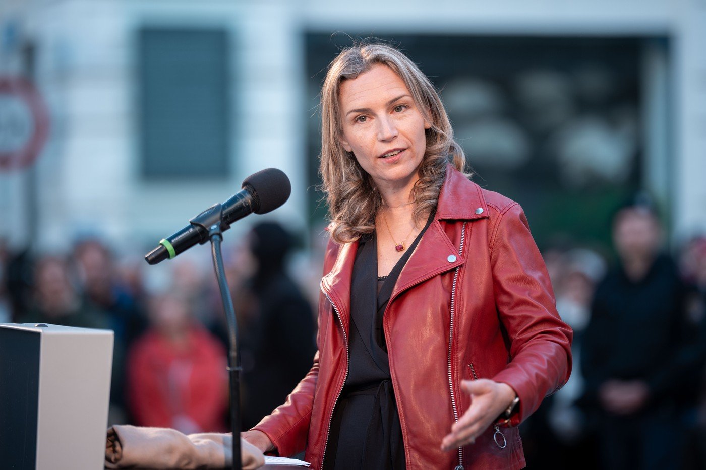 „Jestli jsem si z historie vlastní rodiny i rodné země něco vzala, pak to, že historie nevzniká za podmínek, které bychom si sami vybrali.“ (Lea Ypi, Vídeň 2025)
