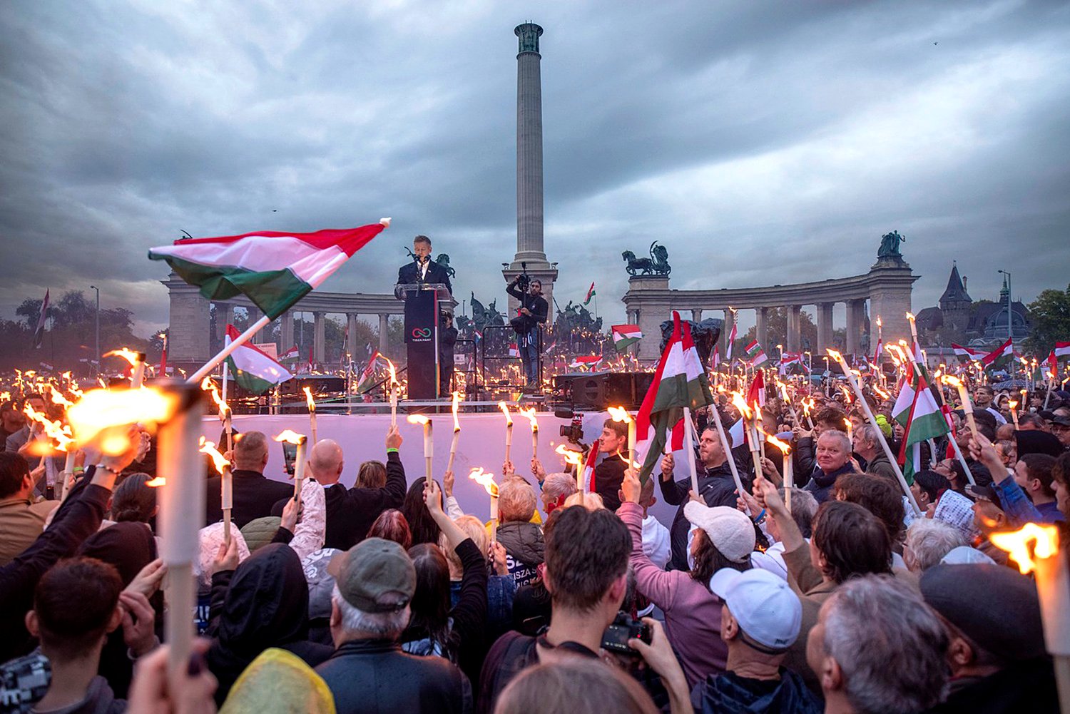  Strana TISZA Orbánova vyzyvatele Pétera Magyara si připomínala revoluci z roku 1956