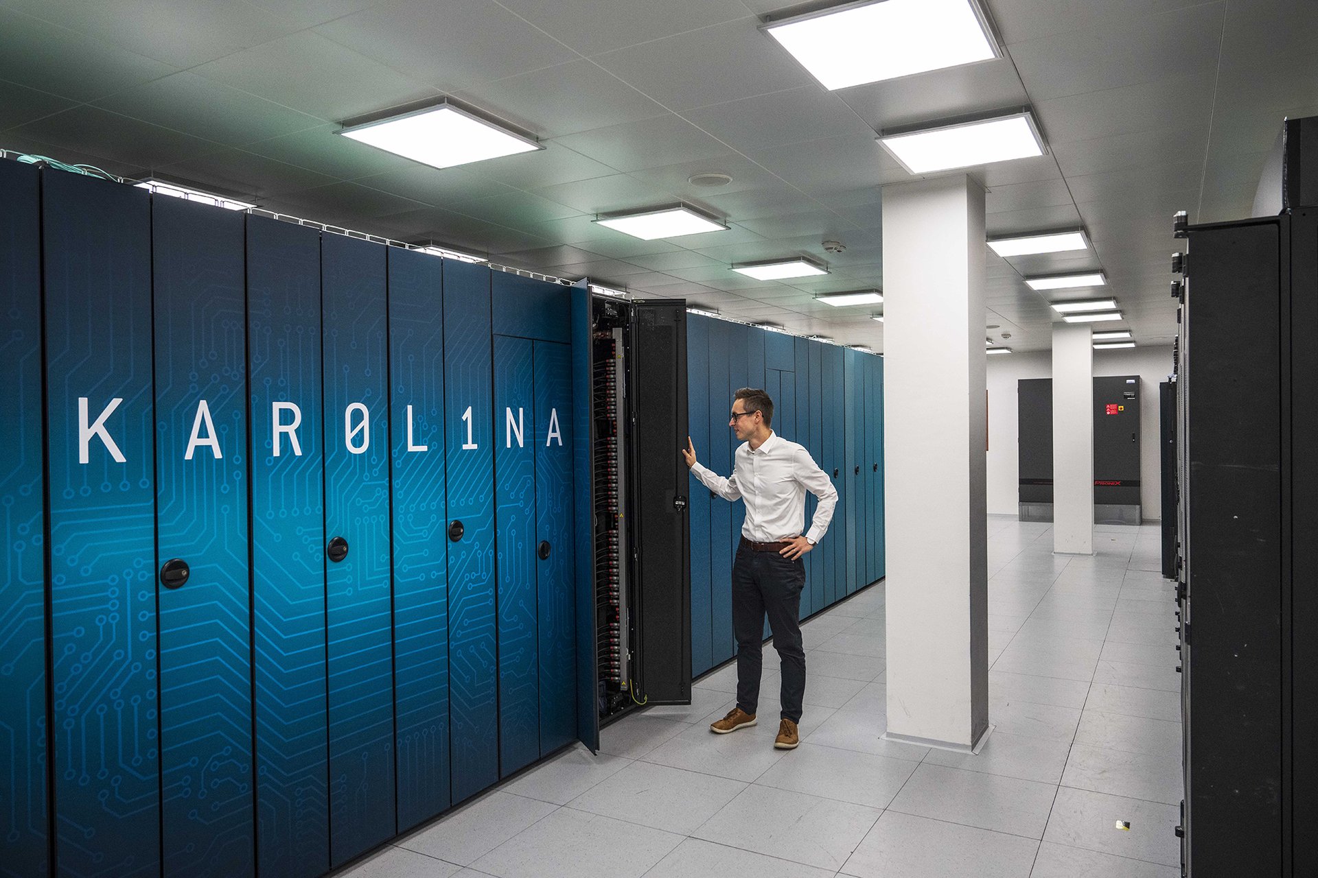 Pracuje v prostředí se sníženým obsahem kyslíku ve vzduchu. (Superpočítač Karolina)