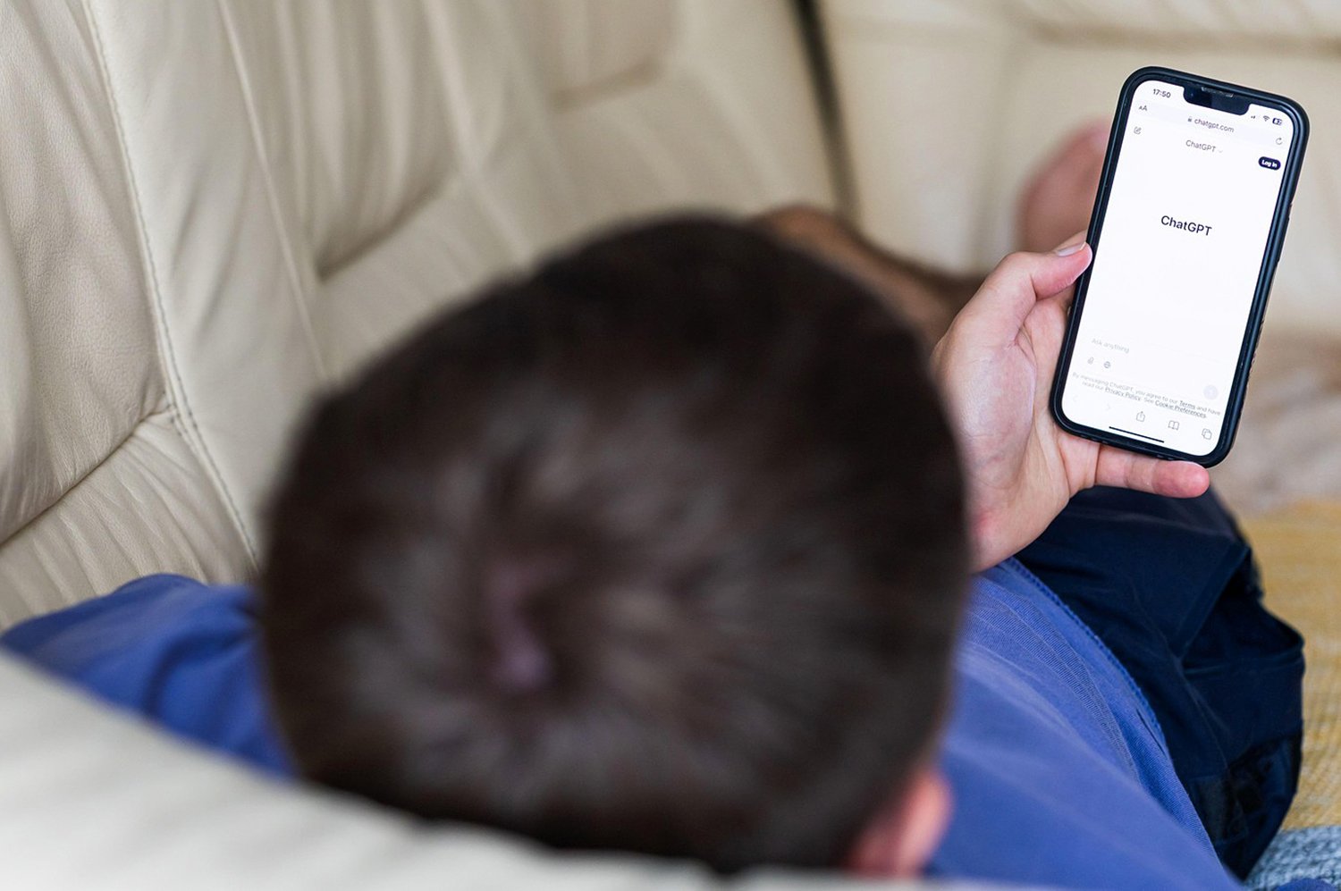 Dva a půl miliardy dotazů denně. (ChatGPT na mobilním telefonu)