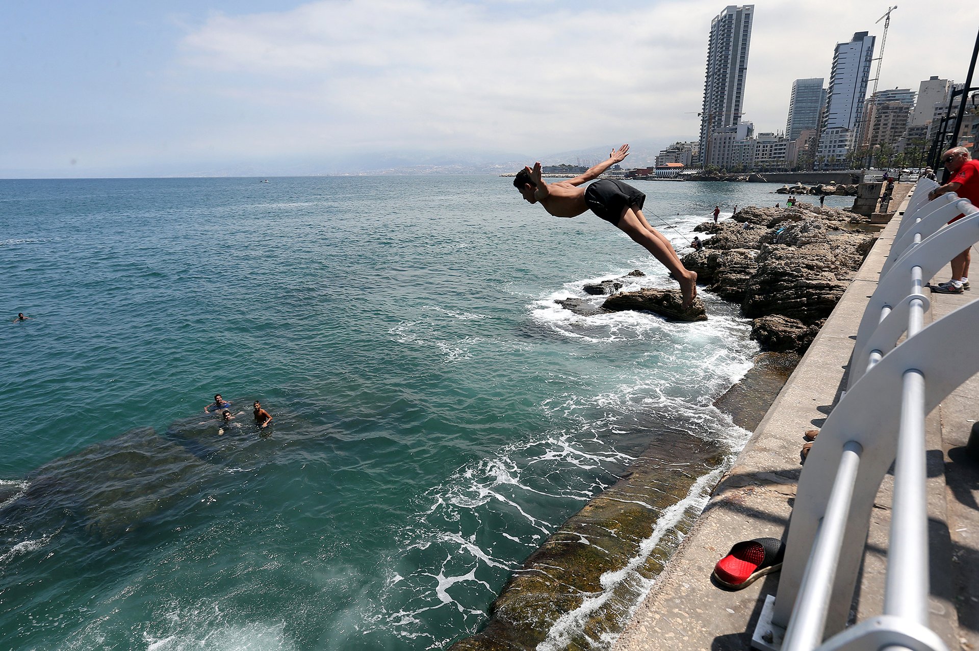Vzduchem Bejrútu se line vůně moře a pach nafty. Střechy vysokých budov pokrývají solární panely.