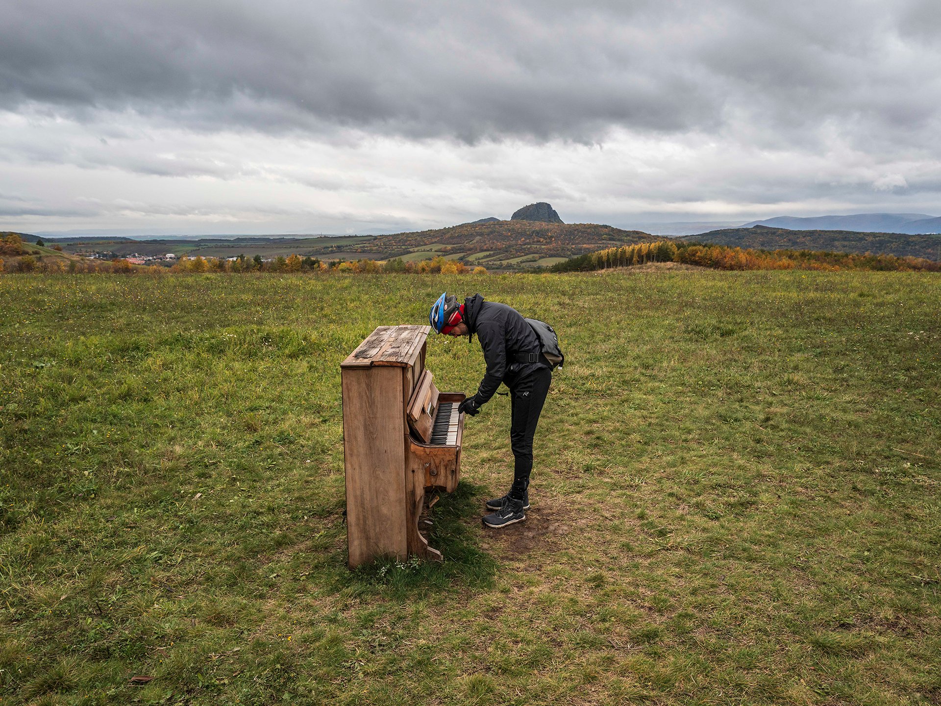 Někdo tu zanechal piáno. (Radovesická výsypka, vyhlídka na vrch Bořeň)