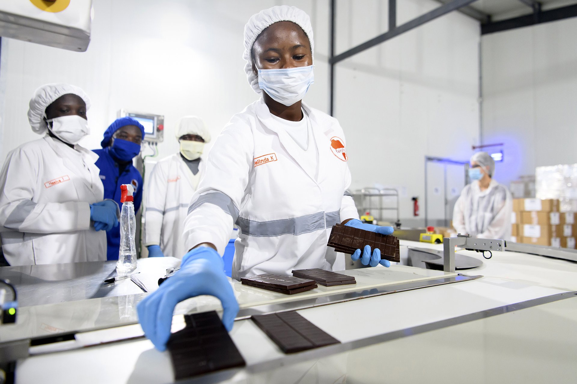 Sedmdesát procent světového kakaa se pěstuje v západní Africe, ale vyrobí se tu jen jedno procento čokolády. (Čokoládovna Fairafric)