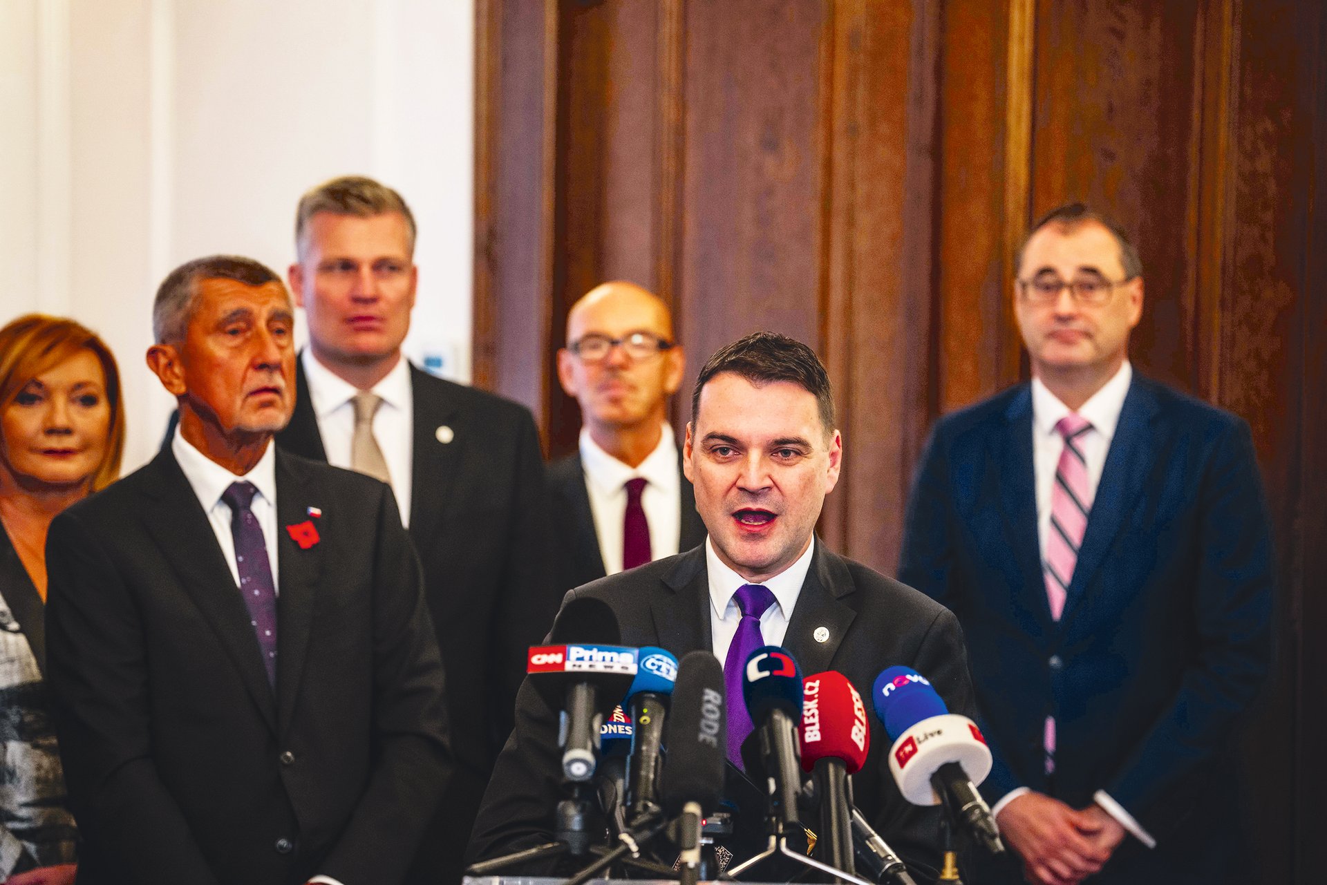 Česko politickou neziskovku nezná, ale pozná. (Petr Macinka při podpisu koaliční smlouvy)