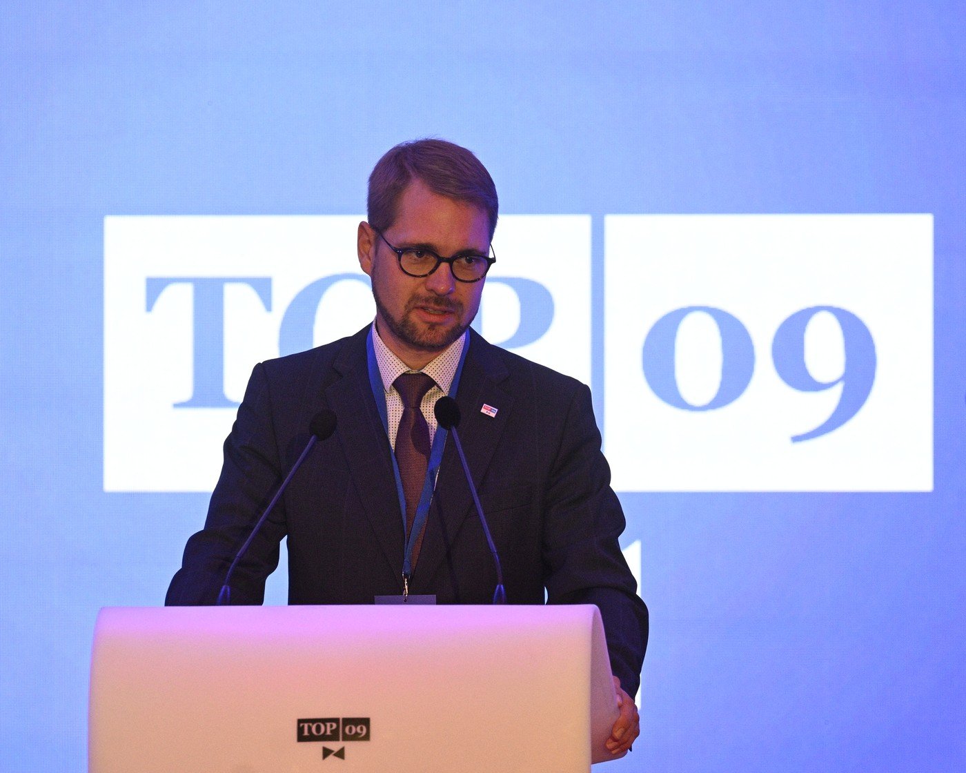 Sami i s ostatními. (Nový předseda TOP 09)