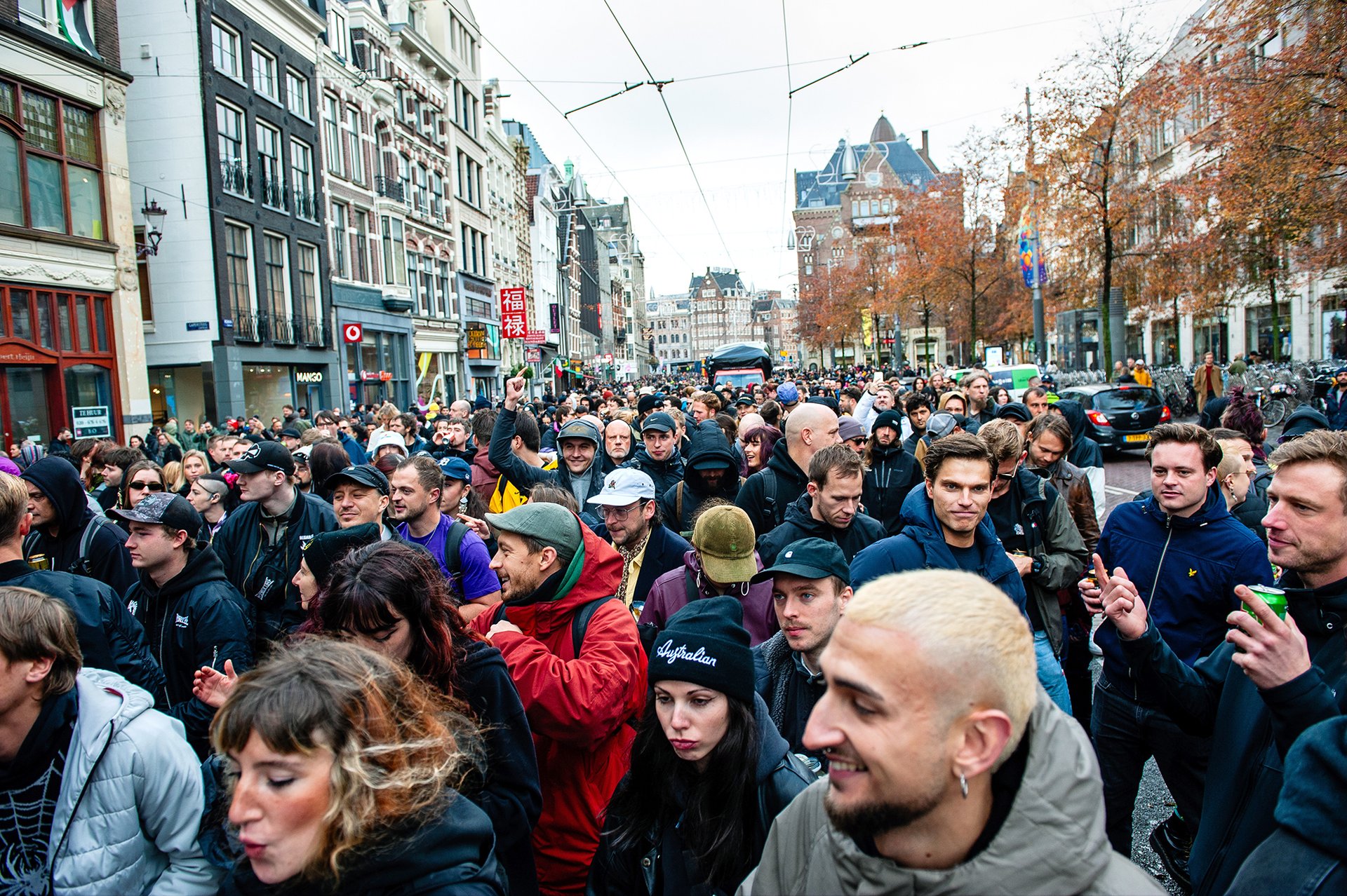 Student nebo člověk, který kupuje svůj první byt, není schopen si najít ani cenově dostupnou komůrku na košťata. (Demonstrace za dostupné bydlení, říjen 2025)
