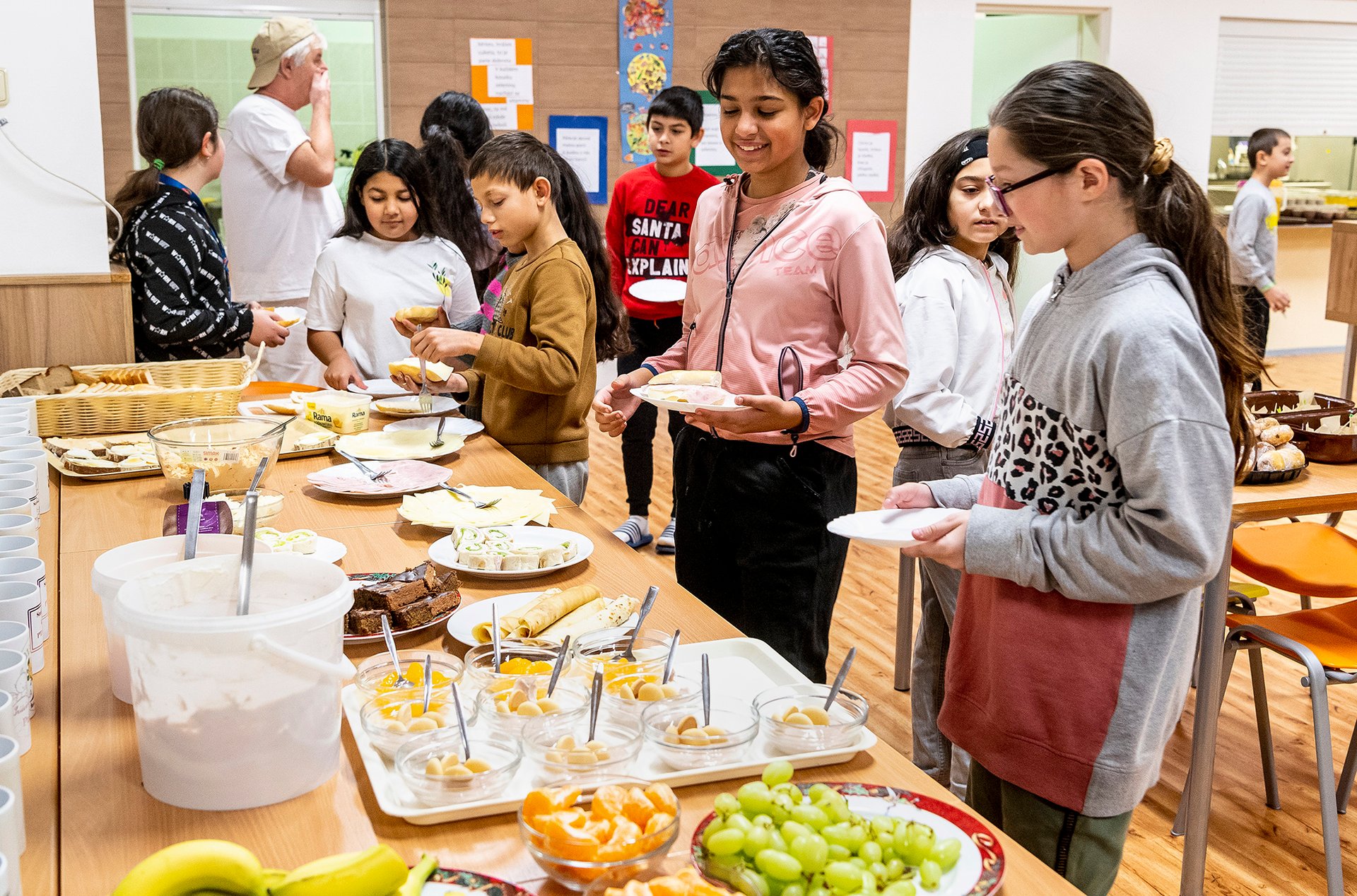 "Neuvěřitelně to zlepšilo docházku do školy." (Žáci Základní školy Za Chlumem v Bílině na Teplicku si nandávají jídlo pro společnou snídani)