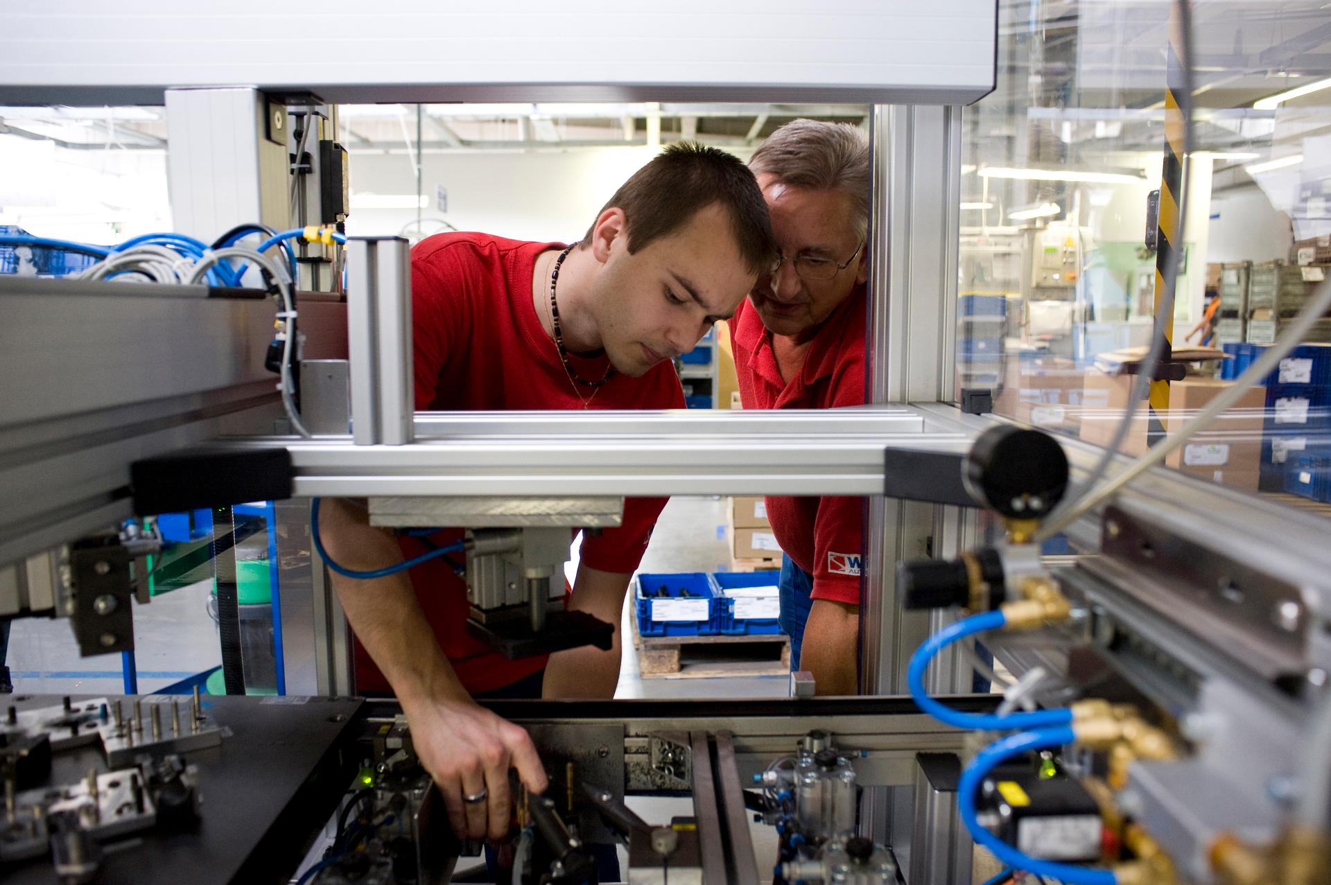 Lepší než pořádat pro gymnazisty propagační semináře o výhodách práce v technickém výzkumu je poskytnout jim šanci pracovat v laboratoři.