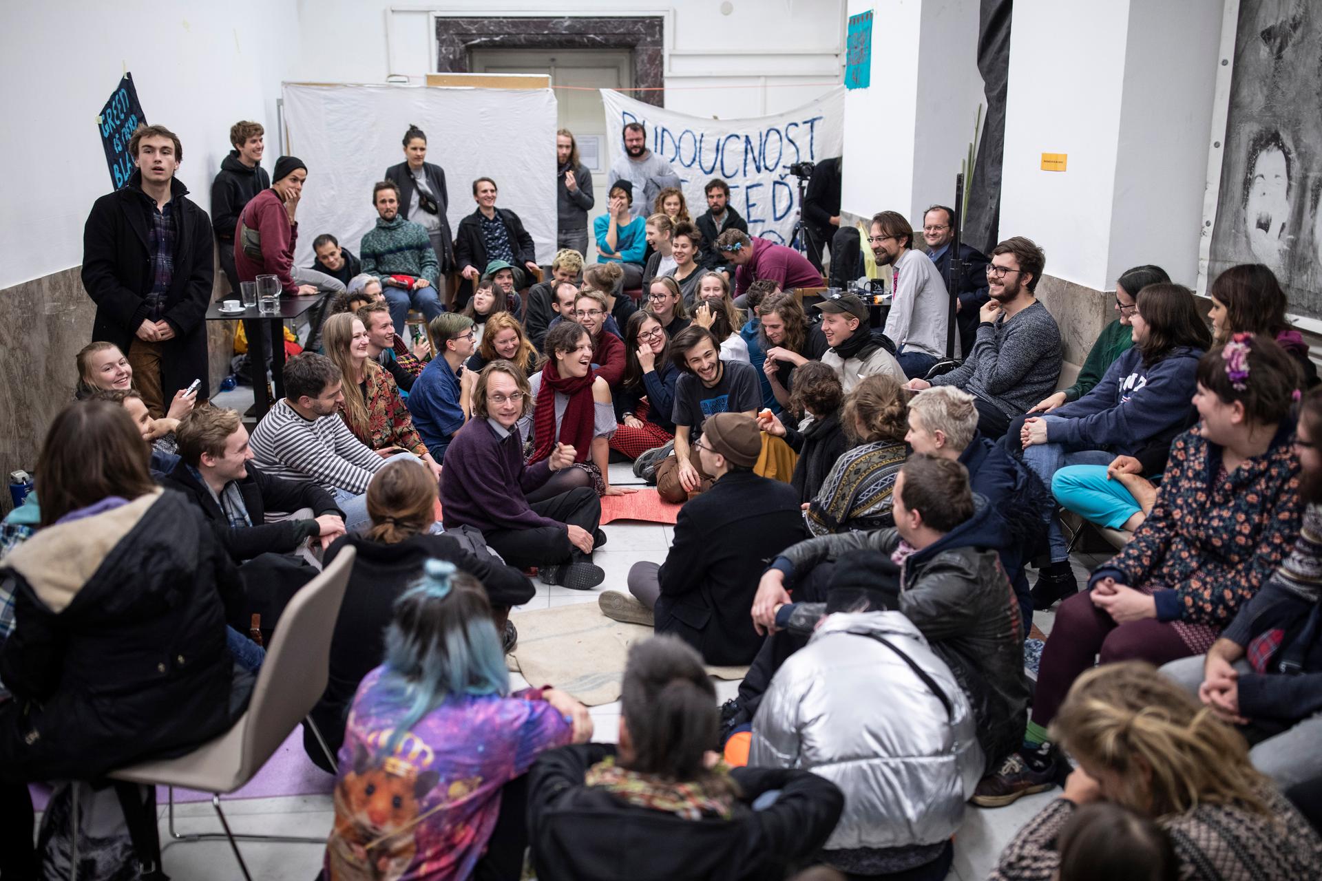 Stávkující studenti nemají žádnou vedoucí hlavu, rozhodují se kolektivně.