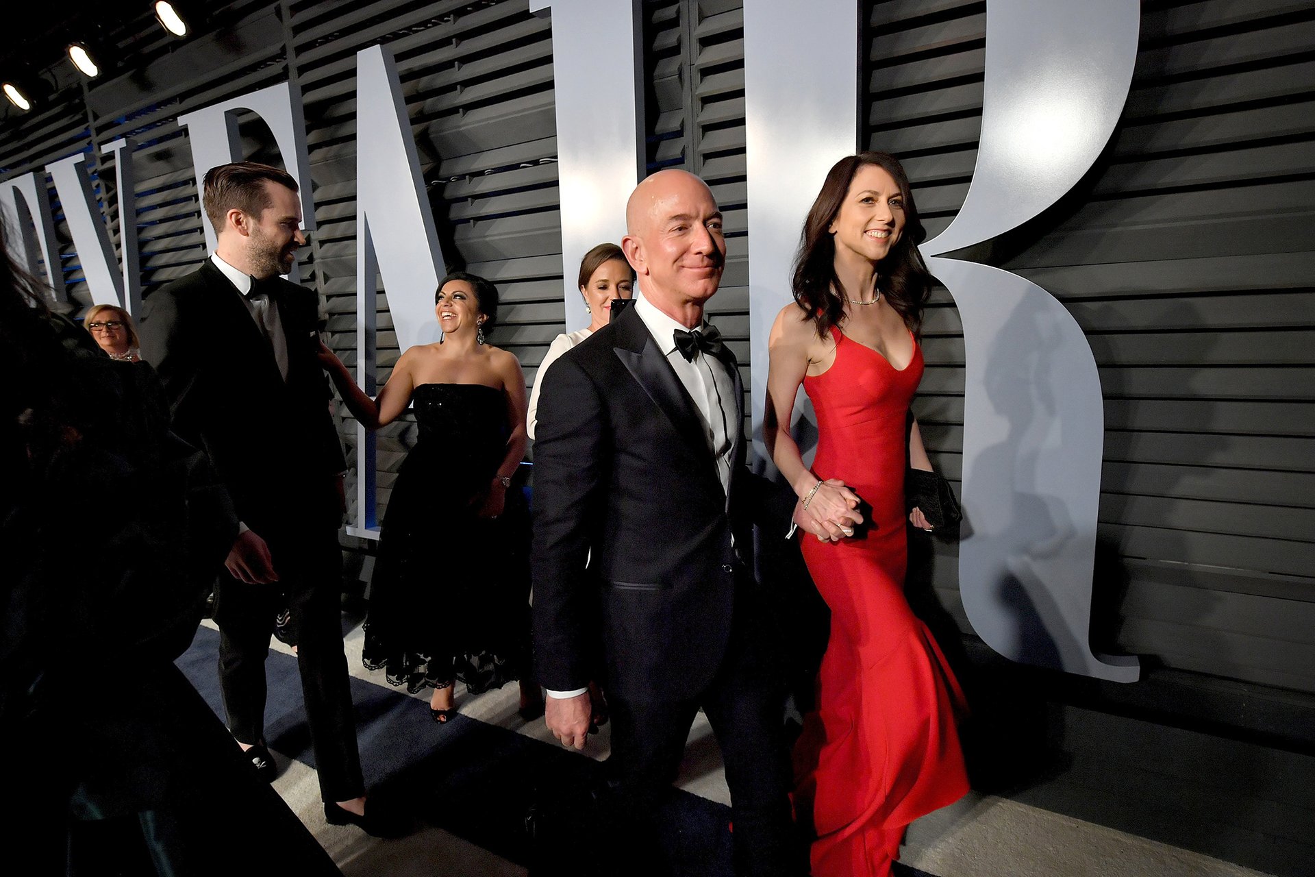 Má zálibu ve filantropii a na kontě pozoruhodných 40 miliard dolarů. Většinu z nich získala v roce 2019 při rozvodovém vyrovnání se šéfem Amazonu Jeffem Bezosem.