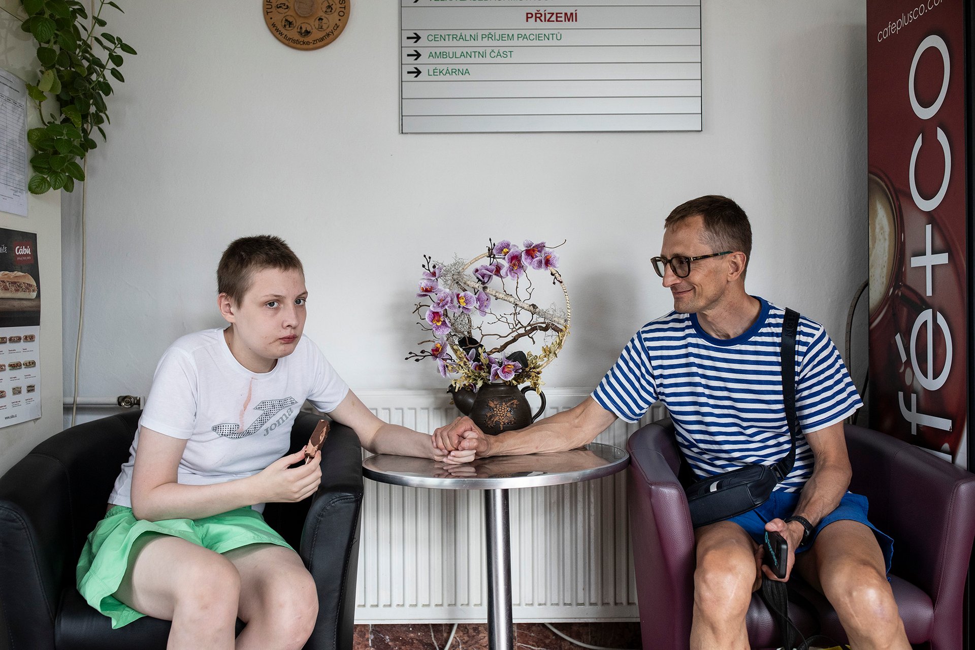 Míša žije druhým rokem sto dvacet kilometrů od domova. (Otec a syn Rozehnalovi)