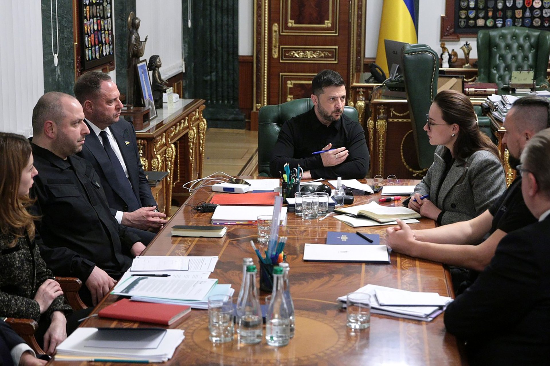 Mohl, ale nemusel mít o rozsahu problému tušení. (Zelenskyj s členy vlády)