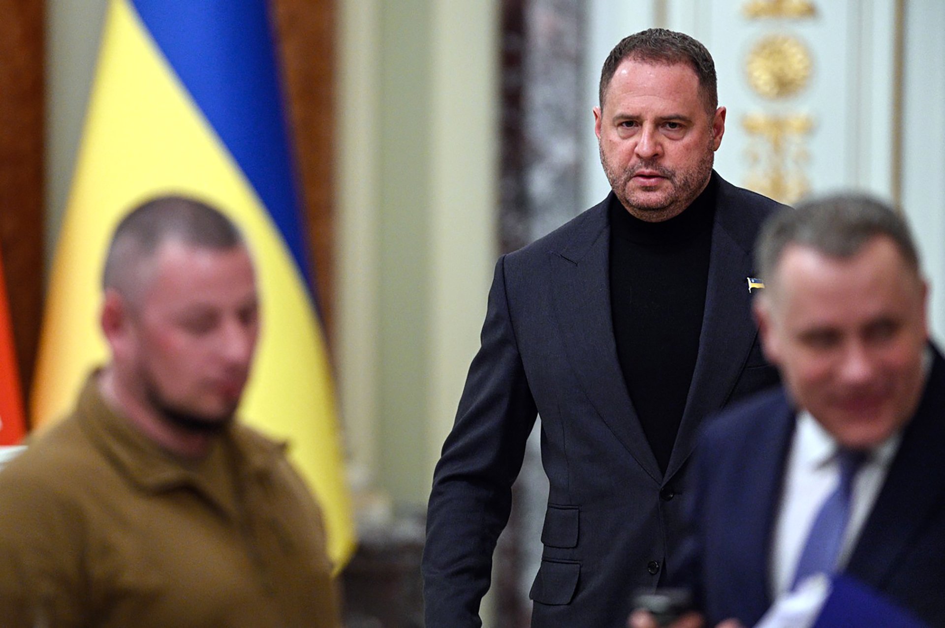 Část poslanců volá po zásadnějších změnách. Chtějí rezignaci celé vlády a tlačí především na odchod Zelenského pravé ruky, šéfa jeho kabinetu Andrije Jermaka.