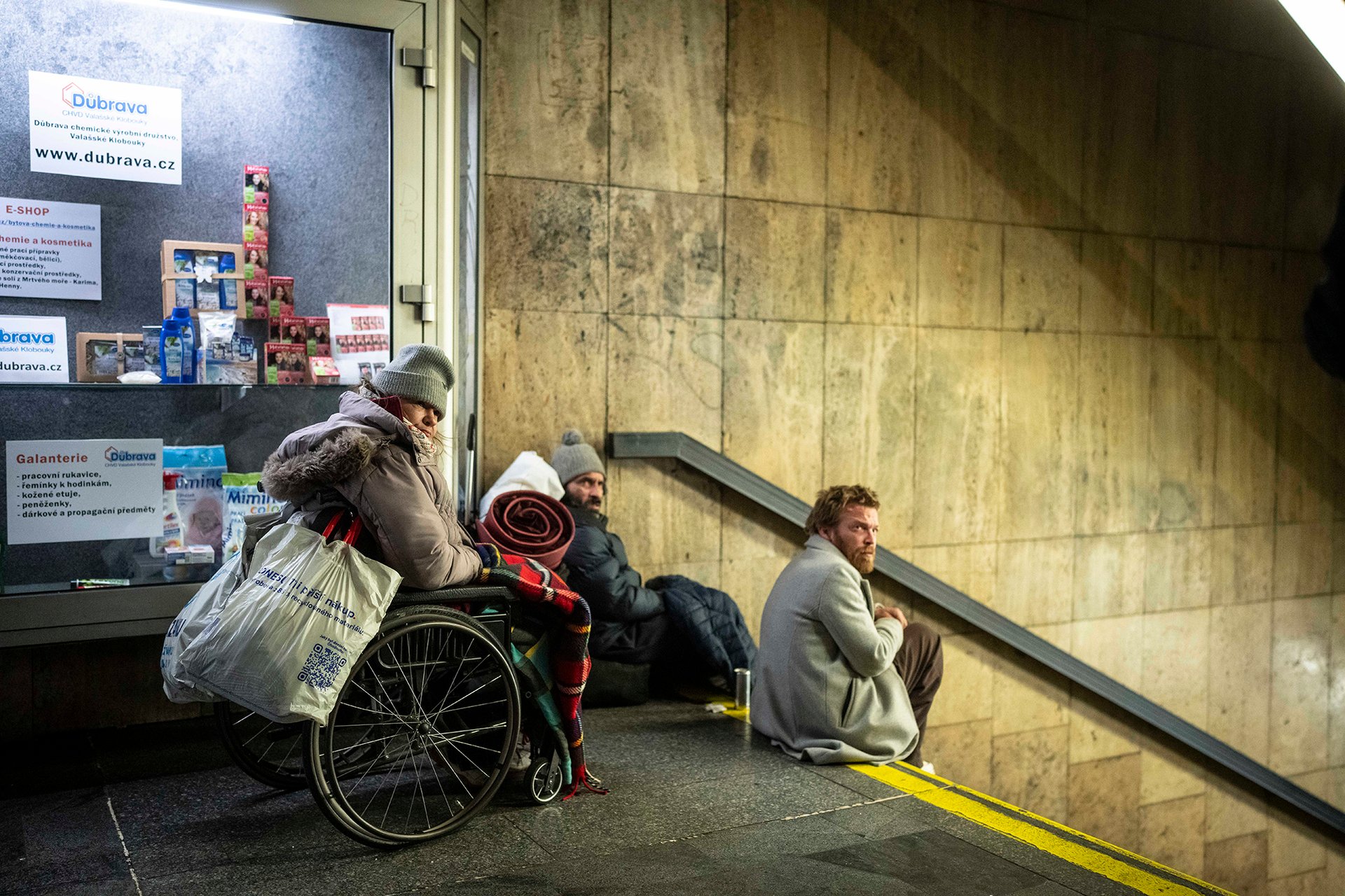 Ingrid Gabajová žije na Václavském náměstí několik měsíců. Sociální kurátoři Prahy 1 jí nabízejí přesun do azylového domu, opakovaně to ale odmítá s tím, že se o ni kamarádi venku postarají. 