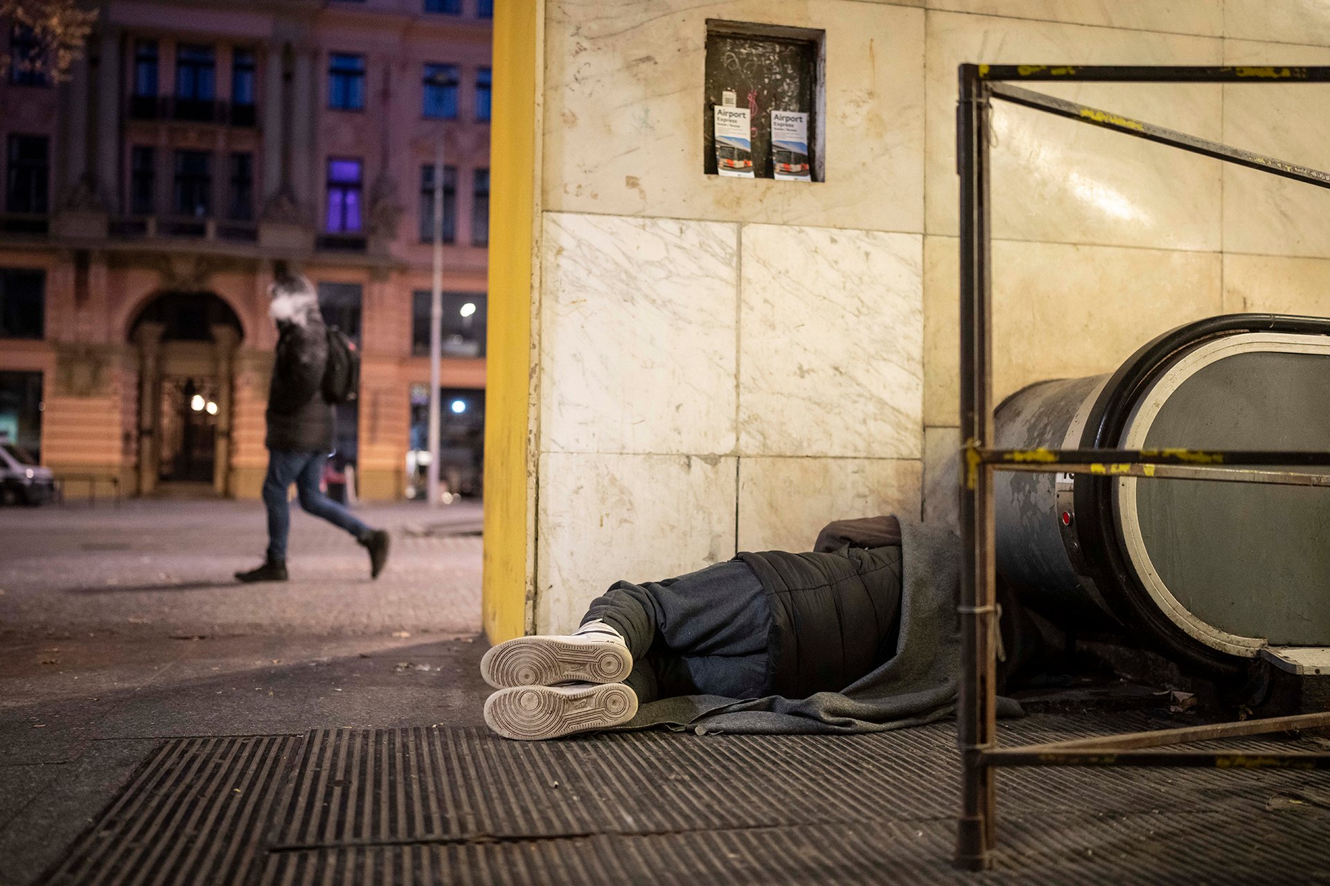 Osudy lidí bez domova jsou velmi pestré a často se stává, že dávají přednost úplné svobodě před pravidly azylových domů. To ale nic nemění na tom, že Praha potřebuje víc míst pro nouzové ubytování. 